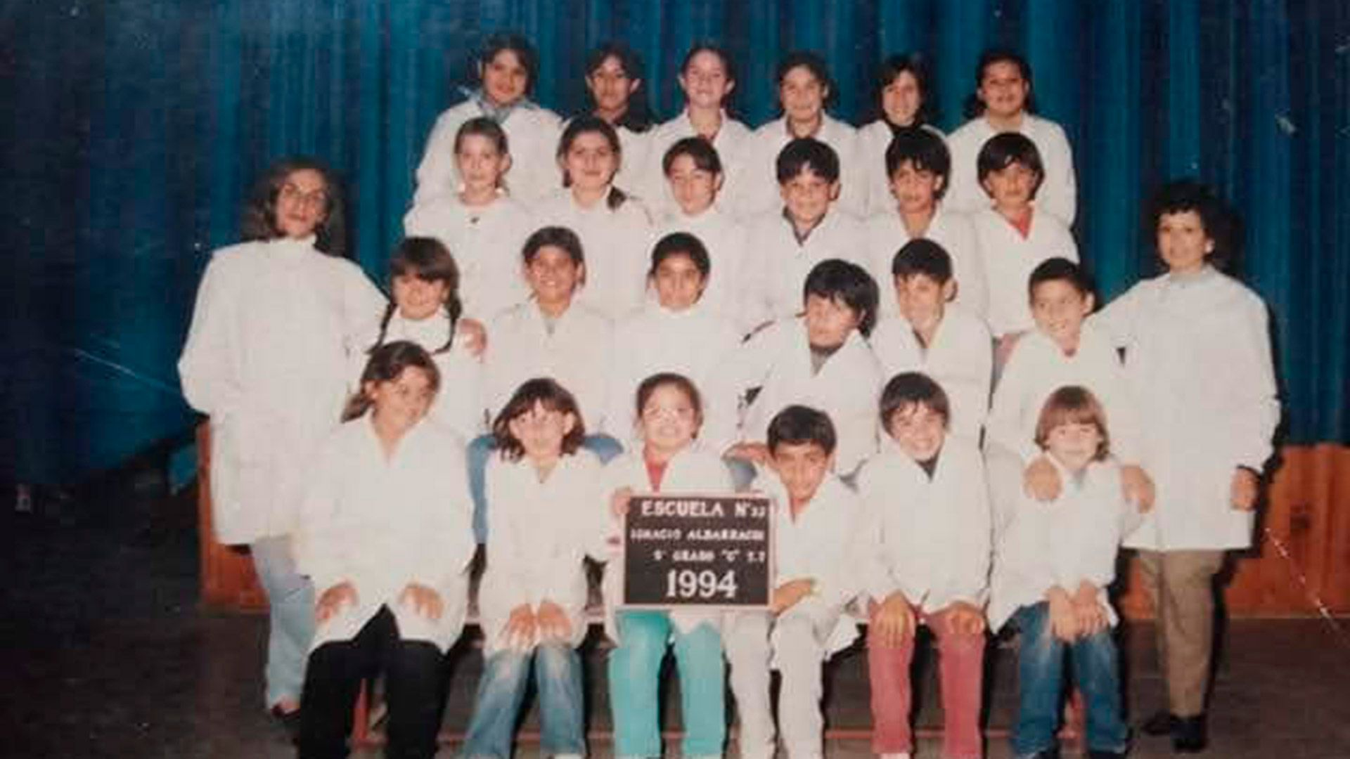 Flora, con su grupo de alumnos de 1994. Fue maestra de la Escuela N° 32 entre 1976 y 1996