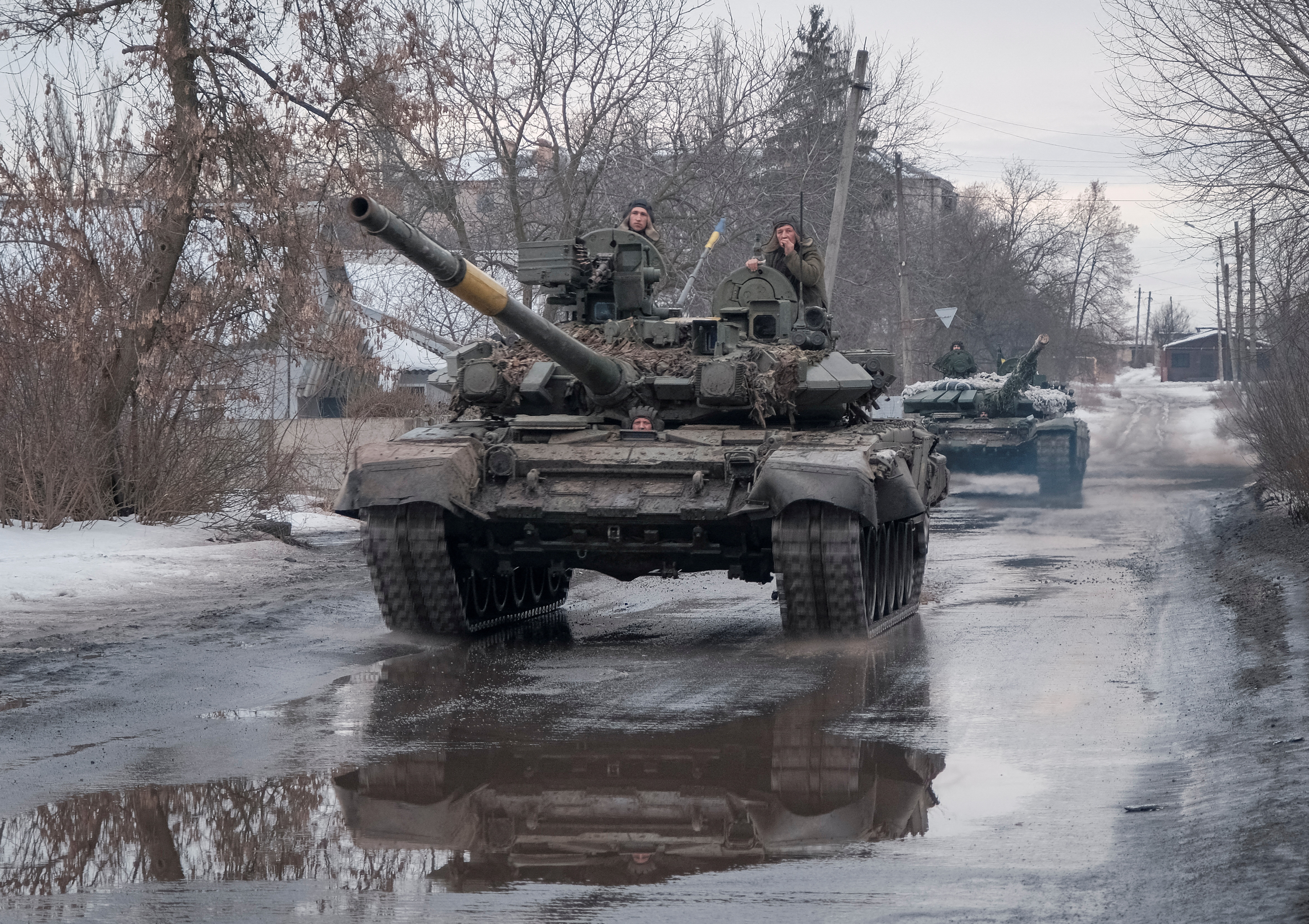 Militares ucranianos viajan en tanques, mientras continúa el ataque de Rusia contra Ucrania, cerca de la ciudad de primera línea de Bakhmut, región de Donetsk, Ucrania. REUTERS/Alex Babenko/Foto de archivo
