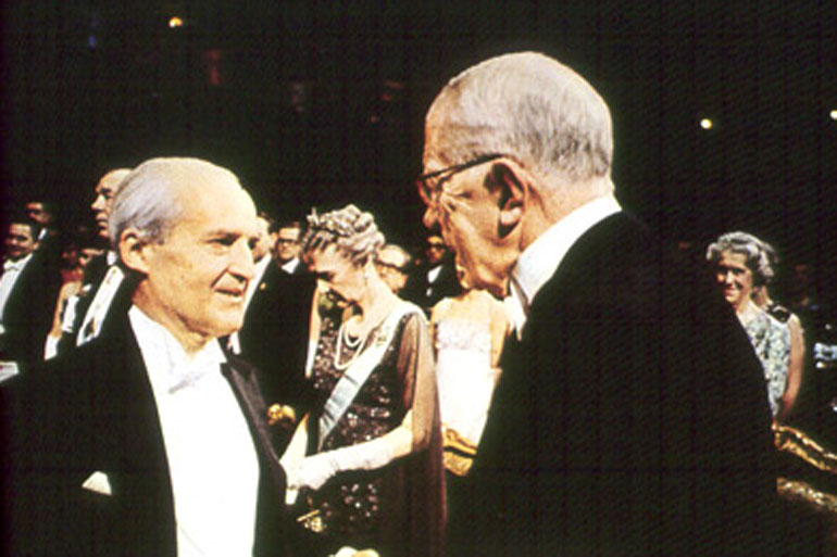 10 de diciembre de 1970: el rey Gustavo de Suecia le entrega el Nobel 