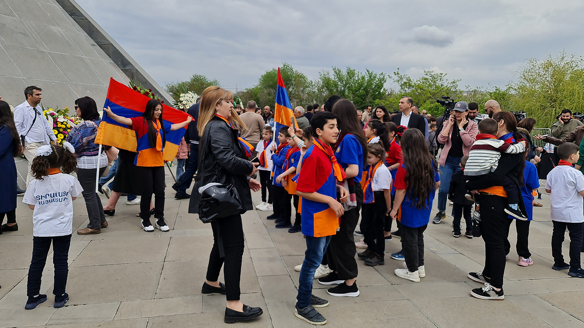 Muchos jóvenes y niños se acercaron a rendir tributo a las víctimas del genocidio portando la bandera armenia