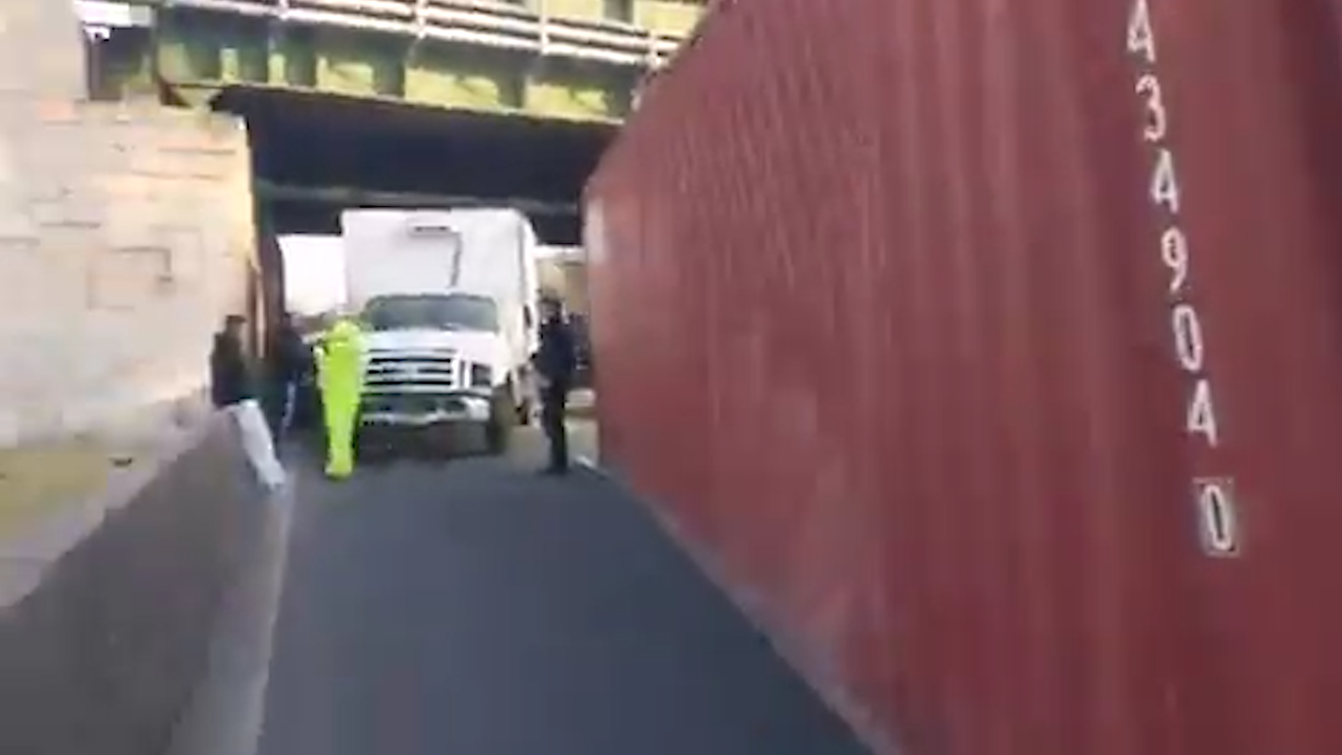 Un cami&oacute;n impact&oacute; contra un puente en la General Paz, perdi&oacute; un contenedor y gener&oacute; un accidente en cadena