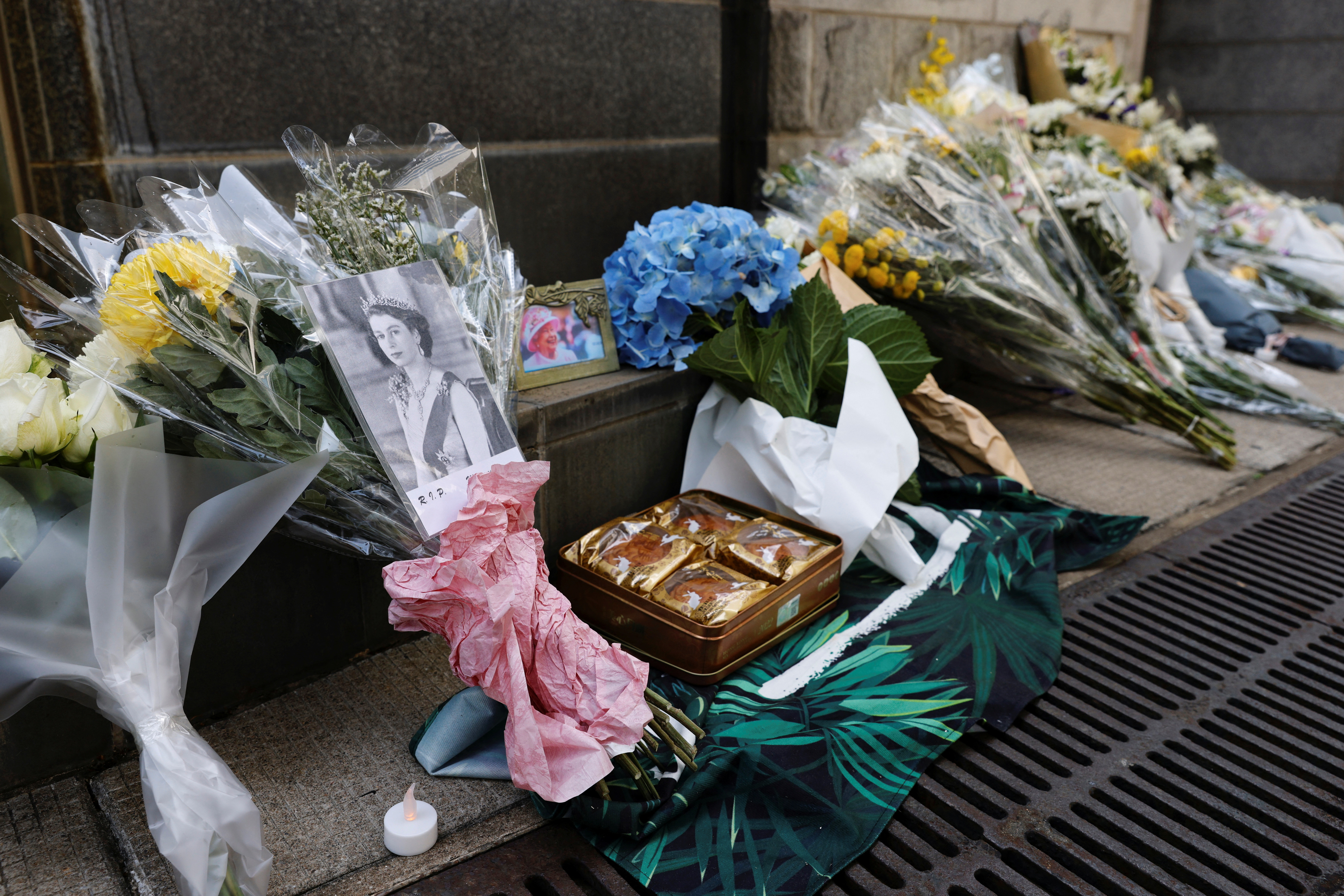 Mucha gente dejó flores en el consultado británico en Hong Kong (REUTERS/Tyrone Siu)