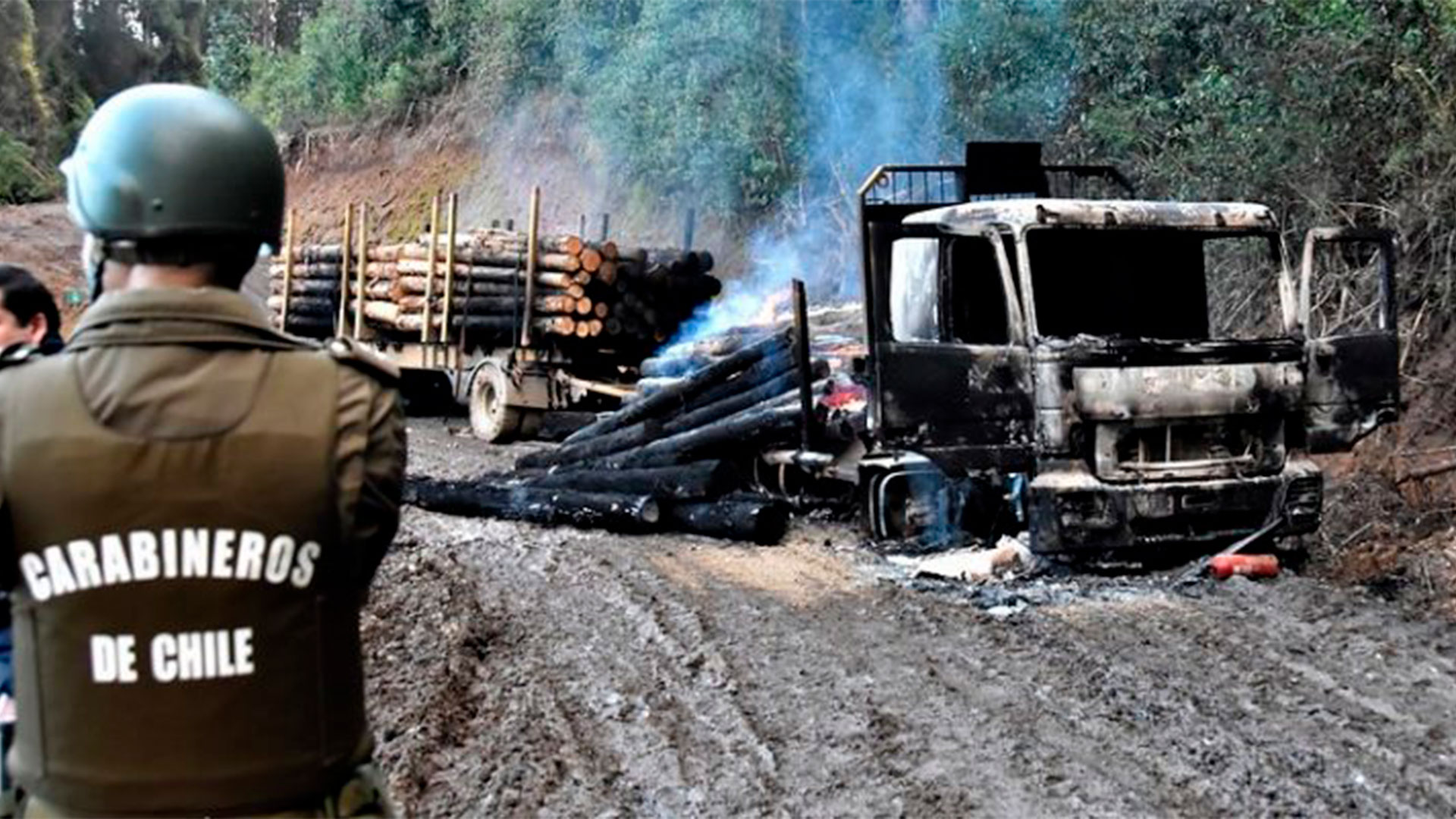 Camiones incendiados en el sur de Chile, en la zona de La Araucanía