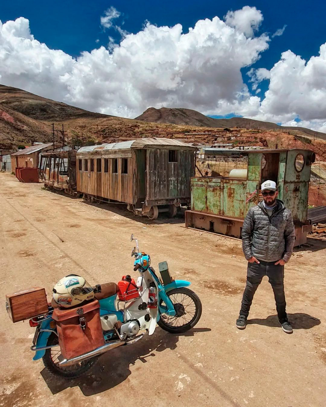 Pablo en el cementerio de trenes de Uyuni, un pueblo del este boliviano