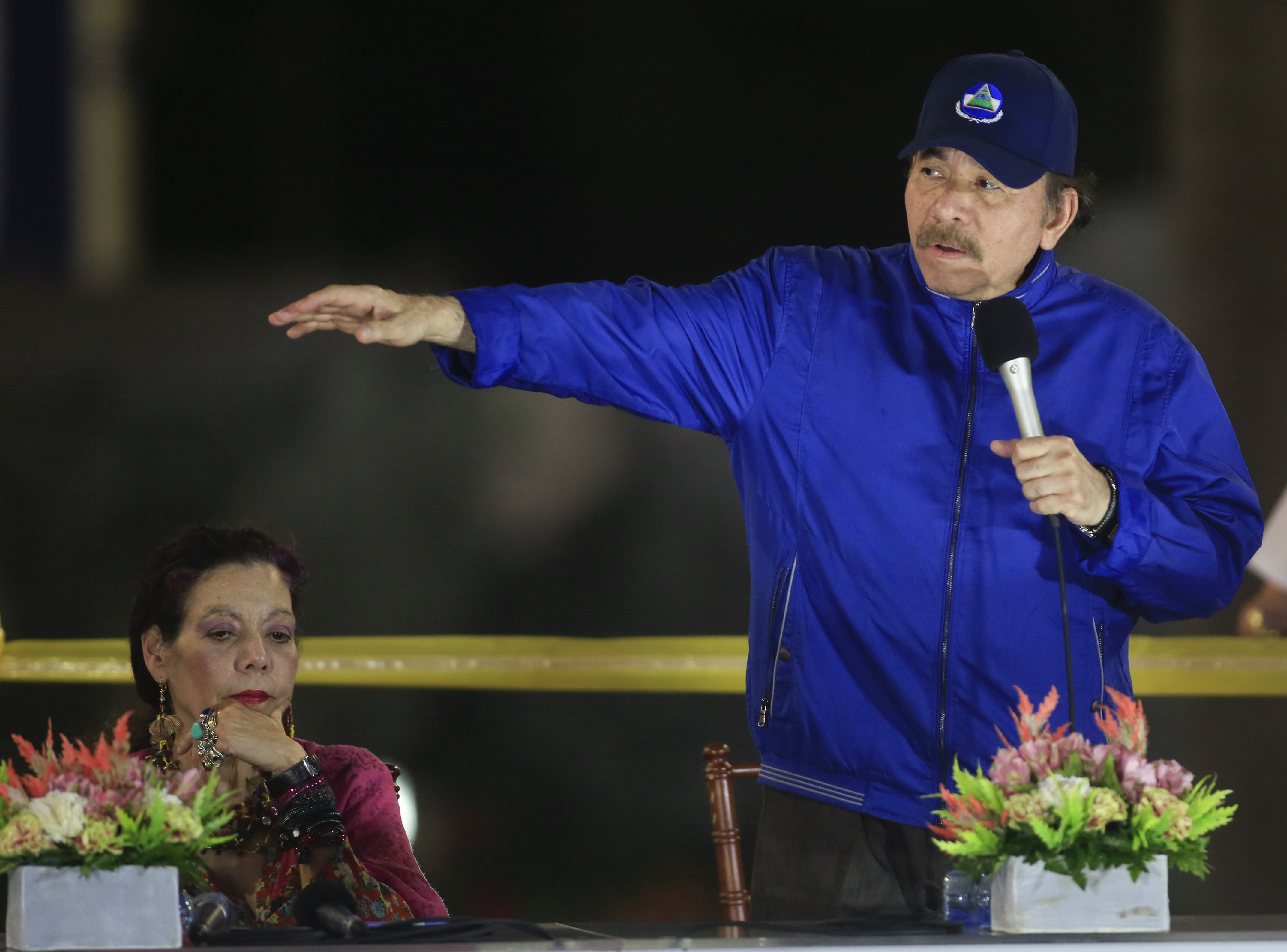 ARCHIVO - En esta fotografía de archivo del 21 de marzo de 2019, Daniel Ortega, habla junto a la primera dama y la vicepresidenta Rosario Murillo durante la ceremonia de inauguración de un paso elevado de la carretera en Managua, Nicaragua. (AP Foto/Alfredo Zuniga, Archivo)