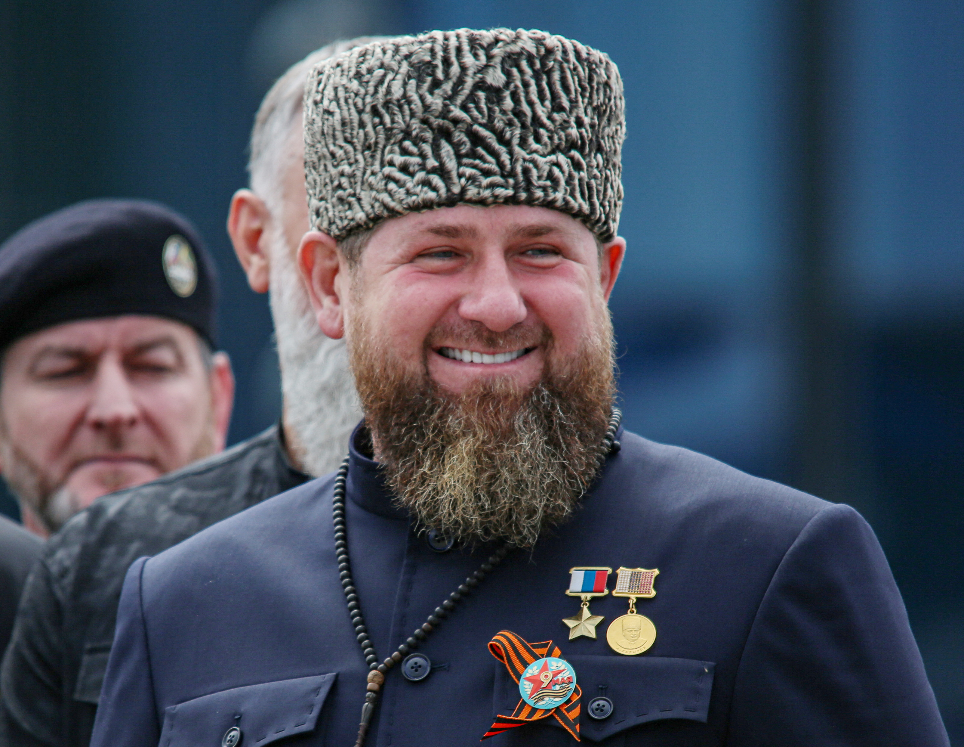 El jefe de la República de Chechenia, Ramzan Kadyrov, asiste a un desfile militar en el Día de la Victoria, que marca el 77º aniversario de la victoria sobre la Alemania nazi en la Segunda Guerra Mundial, en la capital chechena, Grozny, Rusia, el 9 de mayo de 2022. REUTERS/Chingis Kondarov
