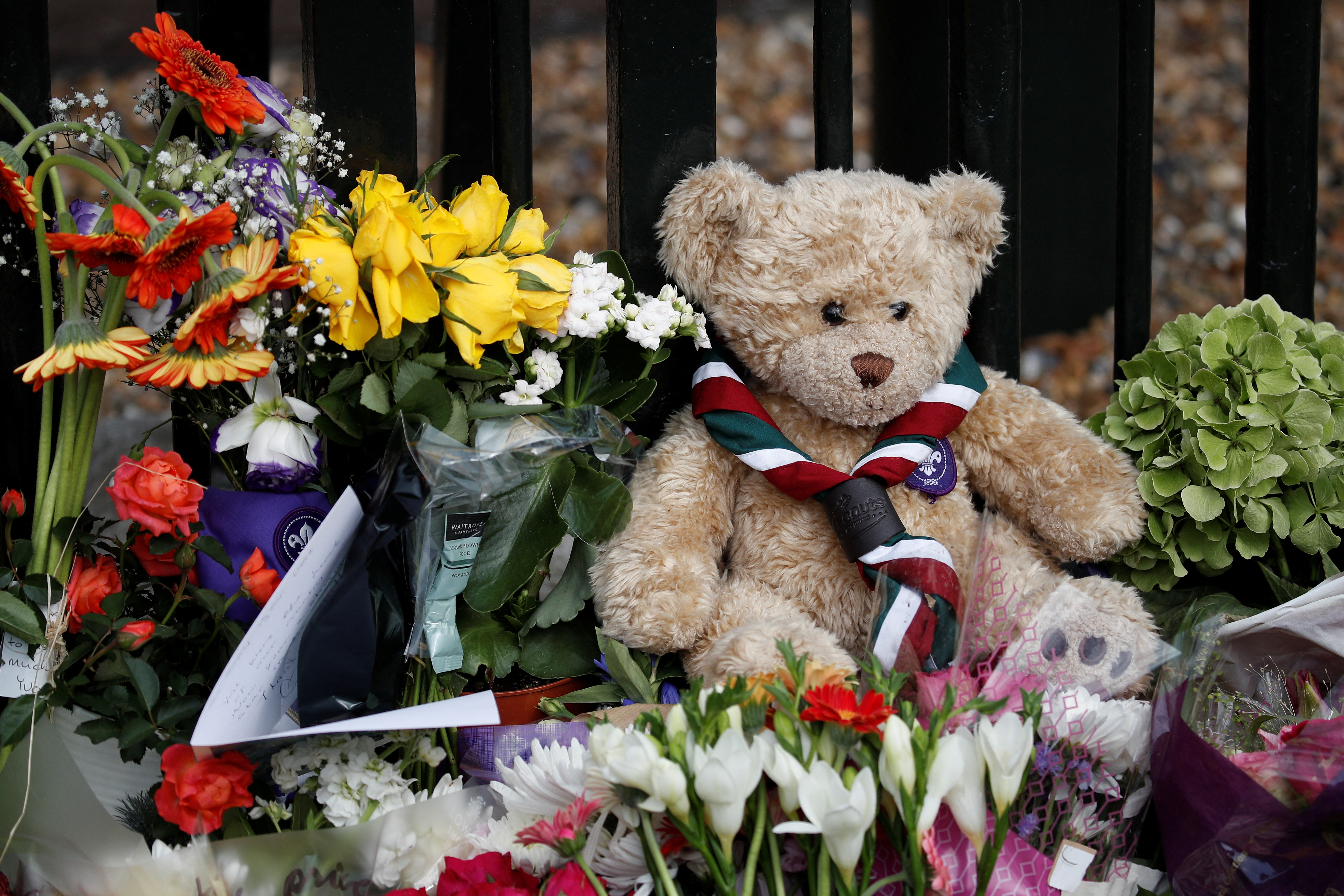 Un oso de peluche junto a las flores dejadas por los ciudadanos en Windsor (Reuters)