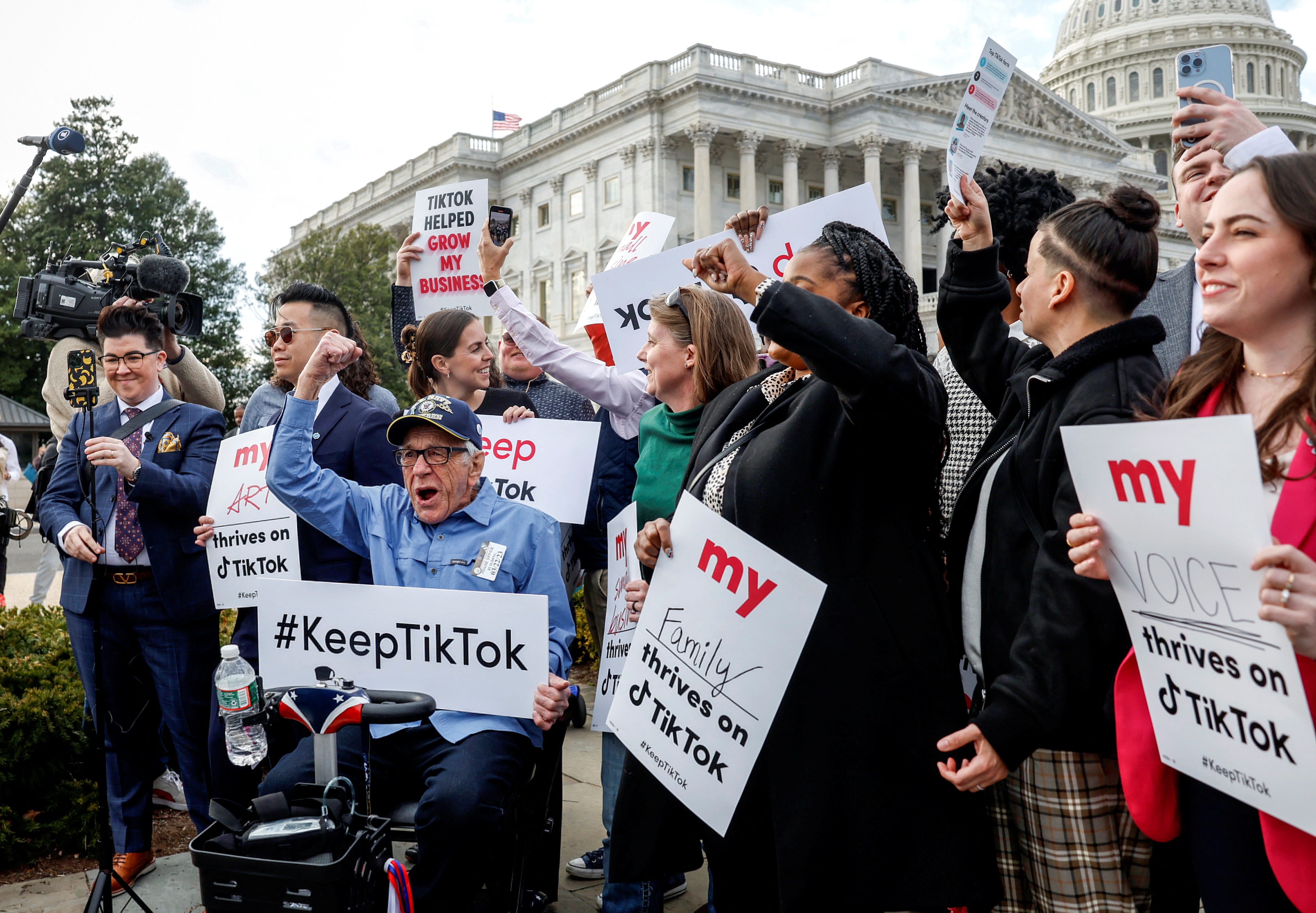 Usuarios de TikTok se manifestaron frente al Capitolio en Washington (Reuters)