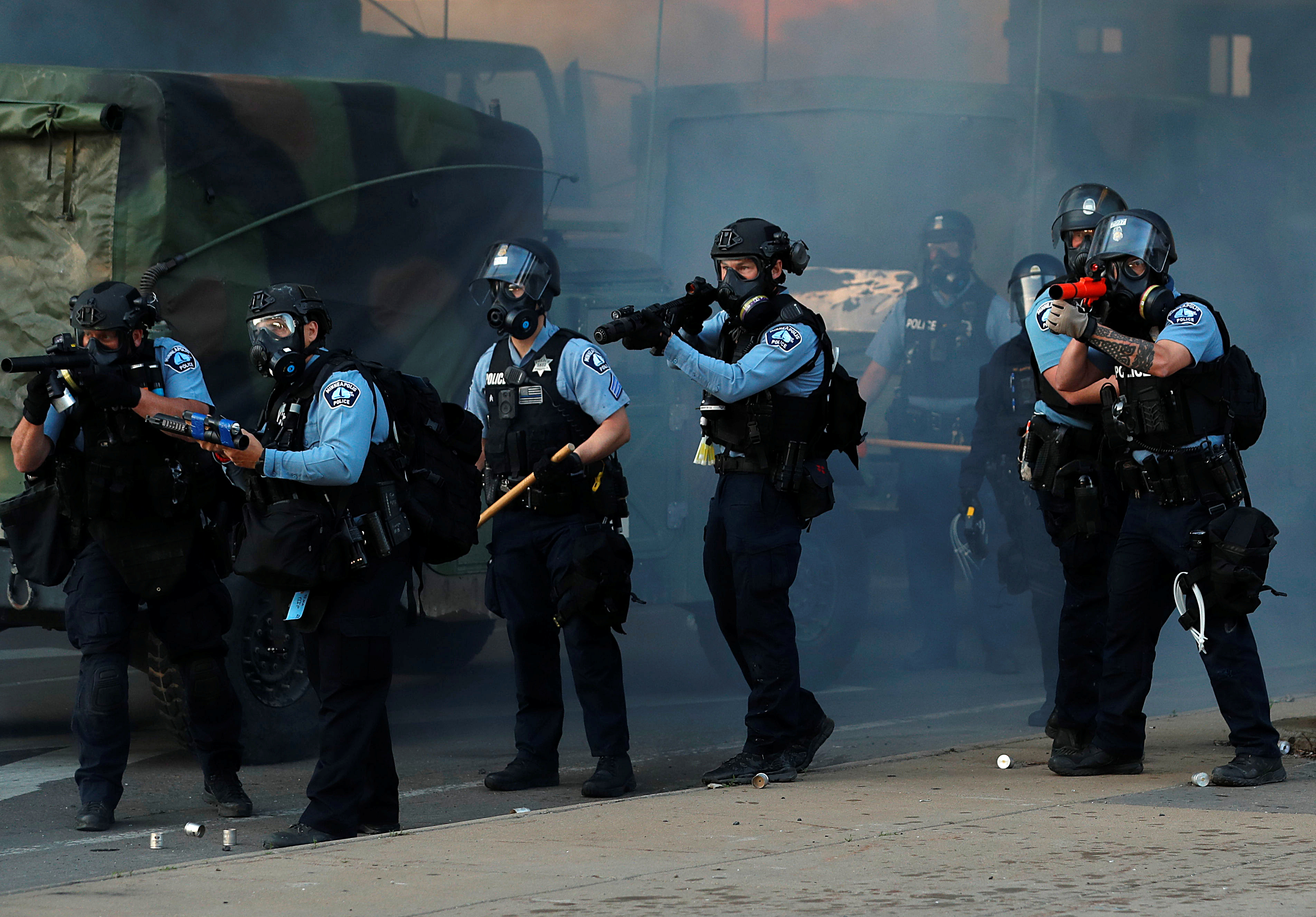 Policías se agrupan durante las protestas que se produjeron en Minneapolis en horas de la tarde de este viernes (REUTERS/Lucas Jackson)