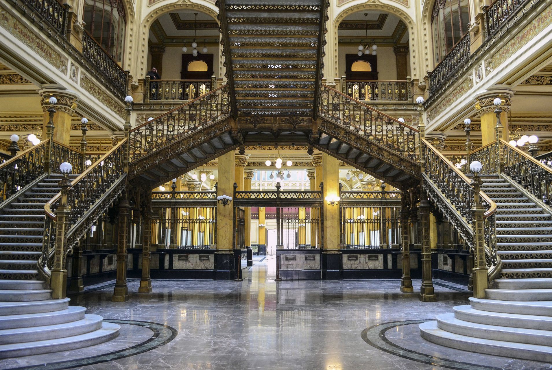 El interior se encuentra enriquecido por estructuras de bronce que fueron elaboradas en Florencia, Italia. (FOTO: CUARTOSCURO.COM)