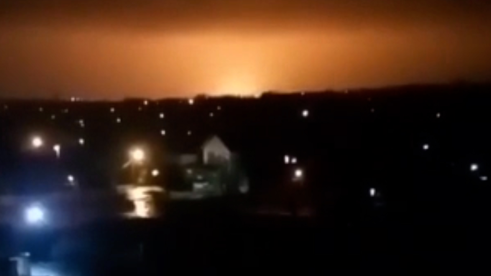 Este viernes por la noche un oleoducto estalló en llamas debido a una fuerte explosión en la autoproclamada república de Lugansk