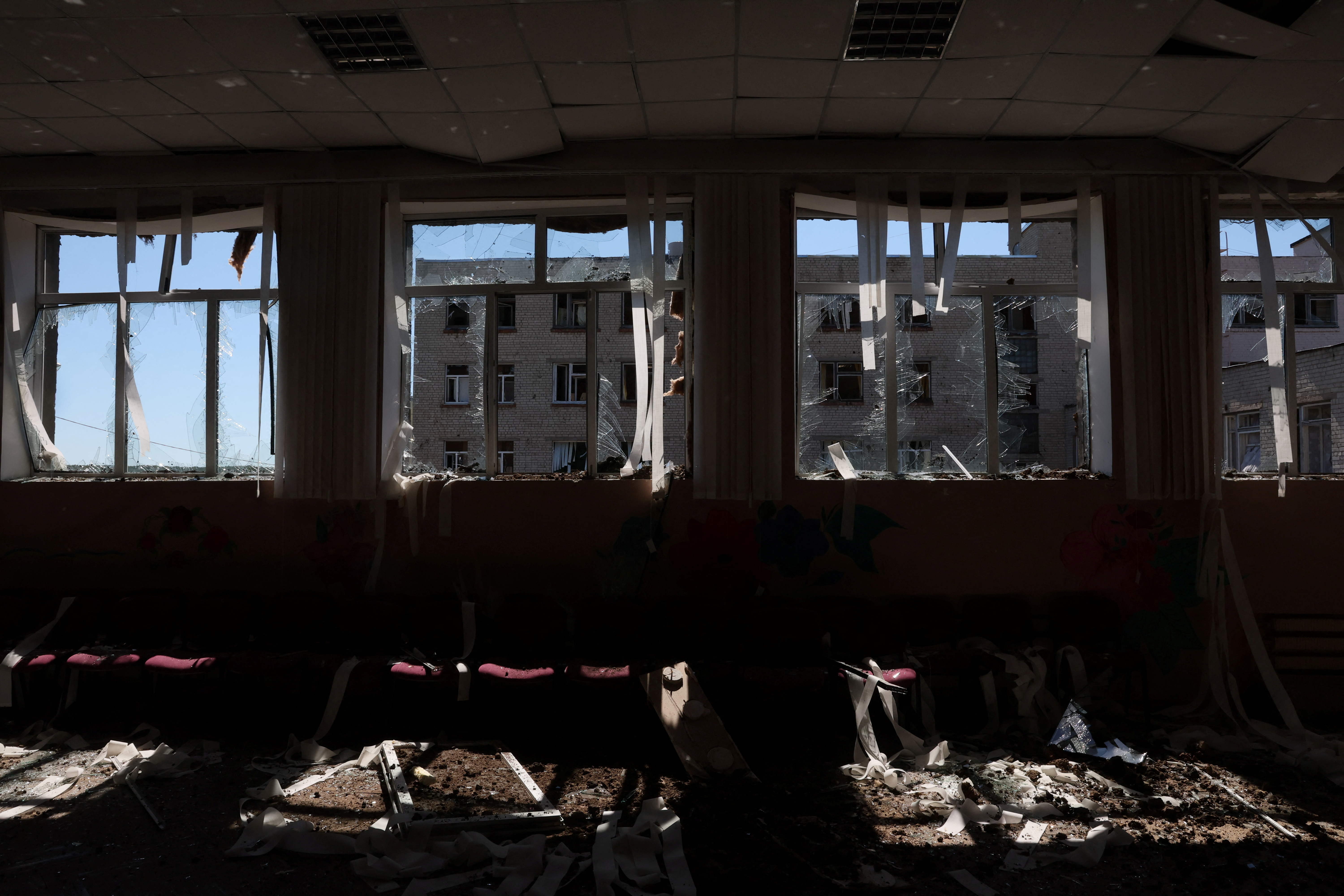 Escombros en el auditorio de una escuela atacada en Kharkiv (Reuters)