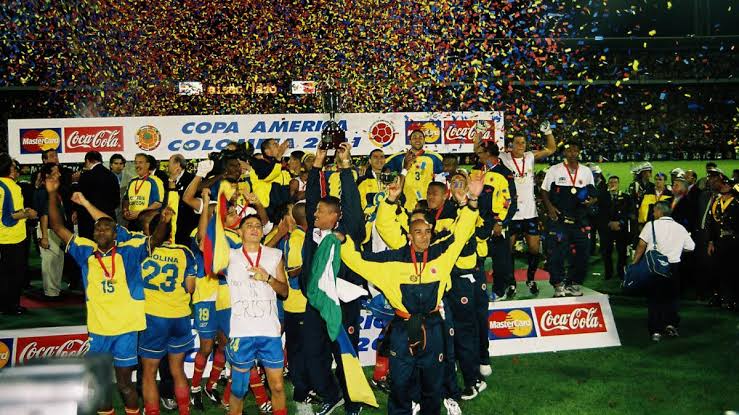 La Selección Colombia celebra en El Campín la obtención de su primera Copa América (y única a la fecha), tras derrotar a México 1-0
