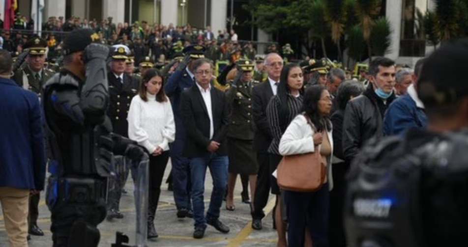 Cúpula militar, encabezada por Petro, asistió a las exequias de policía asesinado en San Vicente del Caguán