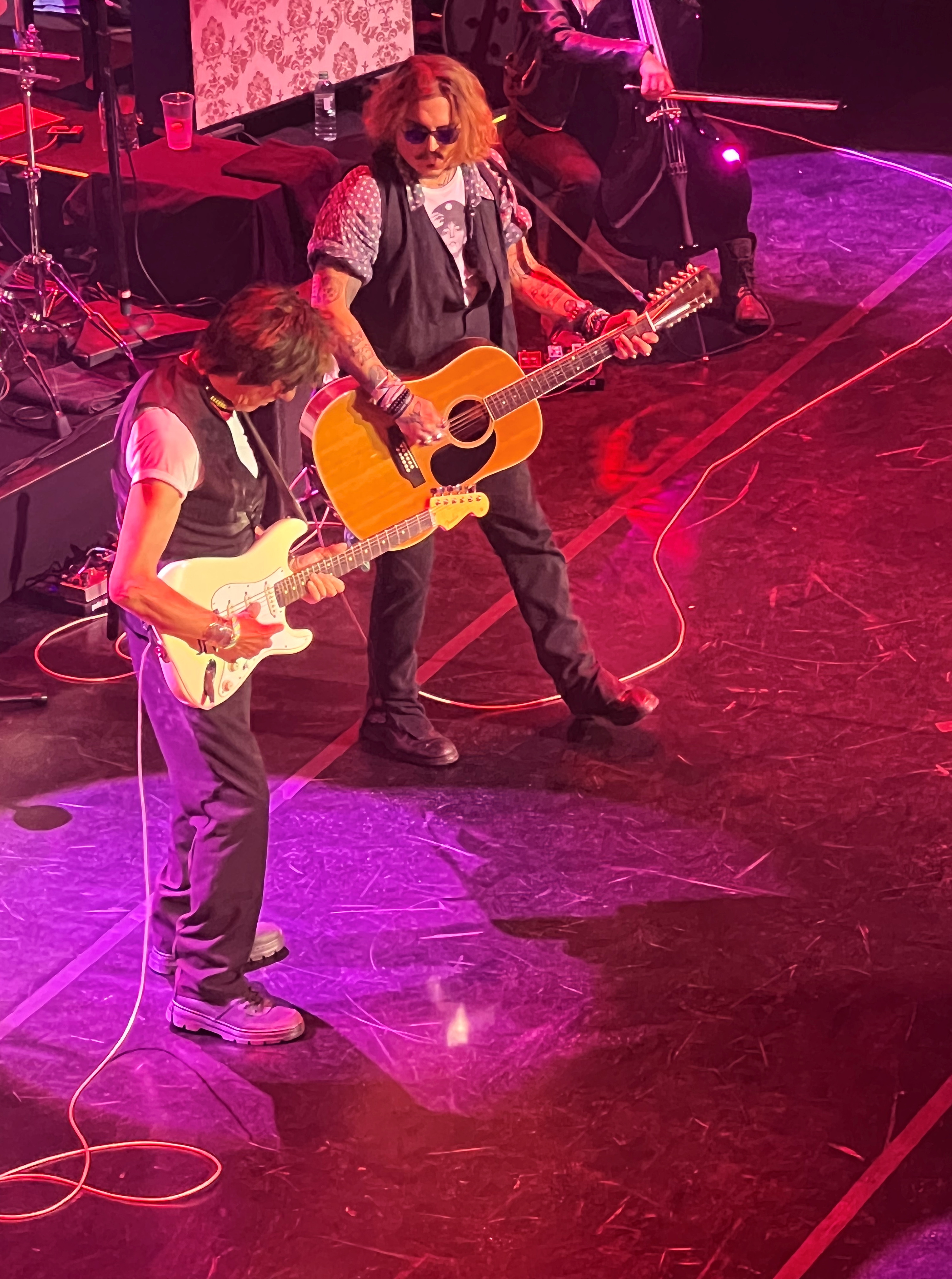 El actor Johnny Depp junto al Jeff Beck en el escenario durante el concierto en Gateshead, Gran Bretaña, el 2 de junio de 2022 (REUTERS)