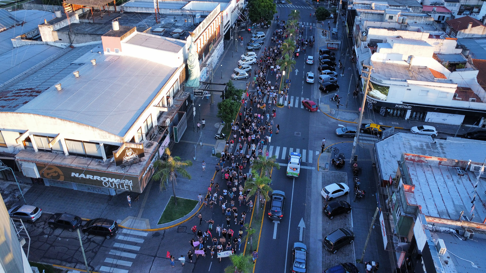 Para las 19 horas los manifestantes comenzaron a marchar sobre la avenida Mitre al grito de: “Los violadores no pasarán, adonde vayan los iremos a buscar”