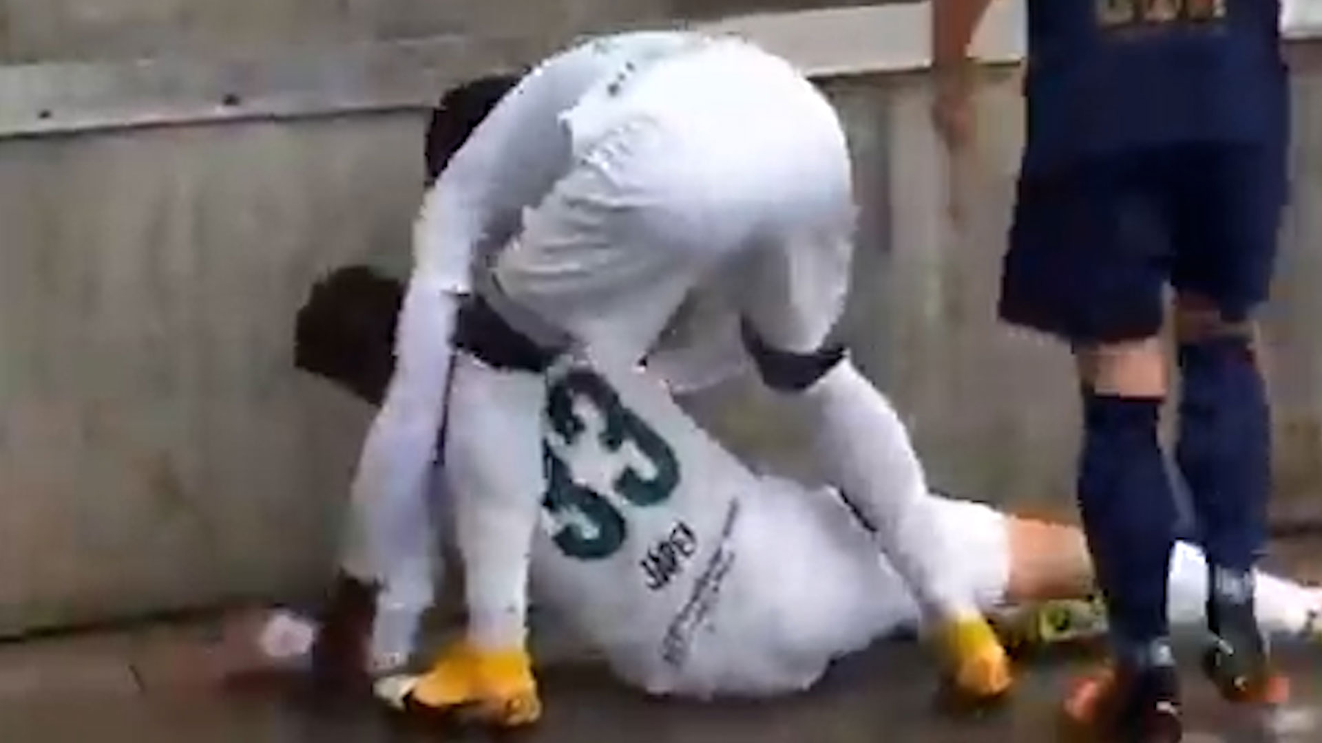 Conmoción en el fútbol alemán: un jugador quedó inconsciente tras golpearse la cabeza contra una pared