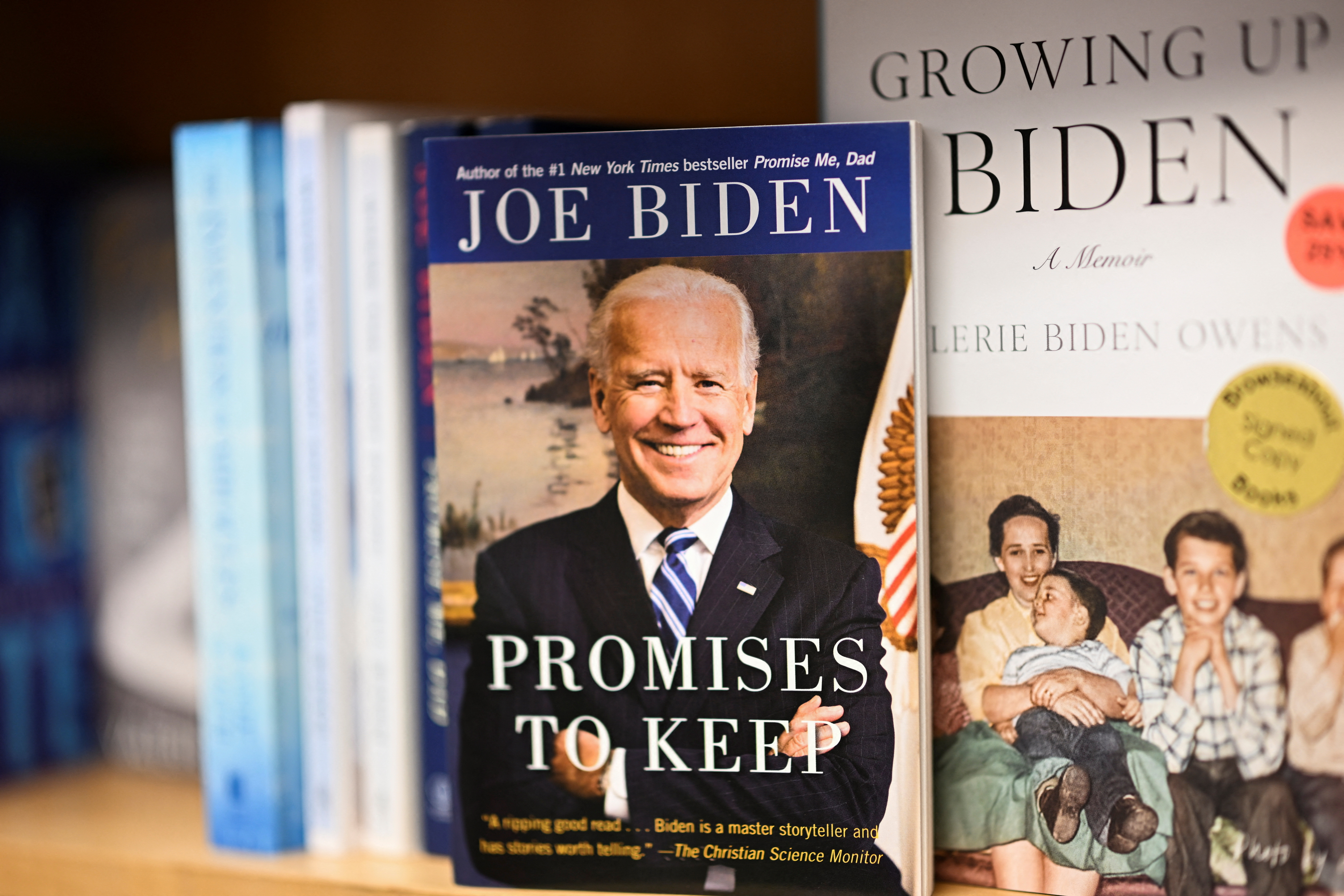 Los libros escritos por el presidente estadounidense Joe Biden se exhiben en una librería en la misma ciudad donde Biden posee una casa en la playa, luego de que agentes del FBI realizaran una búsqueda planificada de la propiedad en Rehoboth Beach, Delaware