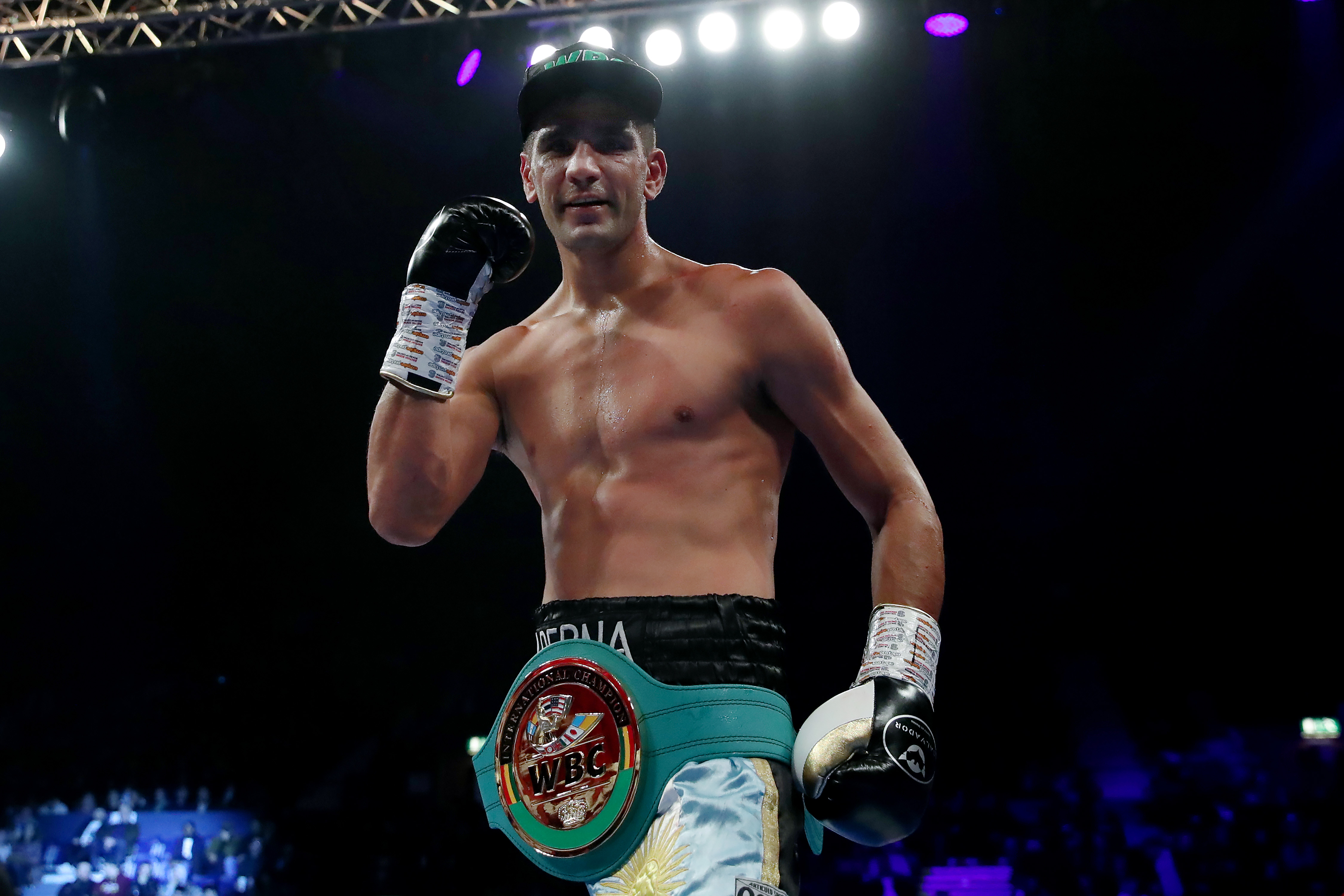 Gran triunfo para el boxeo argentino: Ezequiel Maderna noqueó a su rival en Wembley y se quedó con el cinturón del WBC
