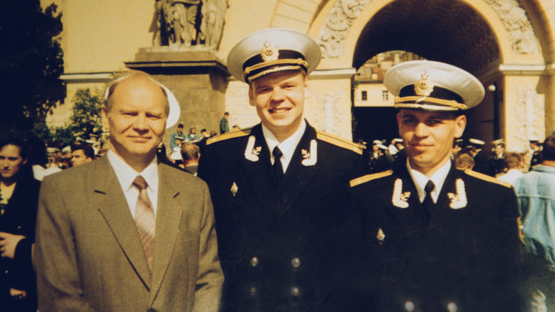 El teniente Dmitry Kolesnikov (centro) junto a su padre y un compañero. Kolesnikov fue uno de los 118 marinos que murieron en el desastre del submarino nuclear ruso (Wojtek Laski/Getty Images)