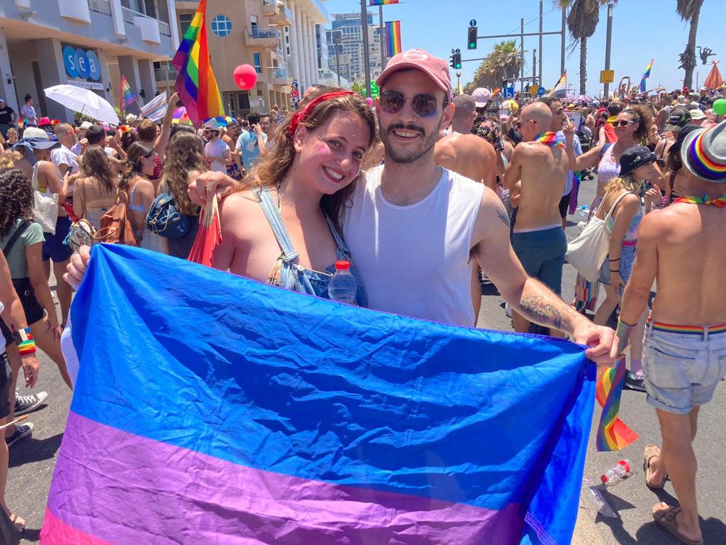 Axel Garland con la bandera Bi en la marcha del Pride de Tel Aviv en 2019