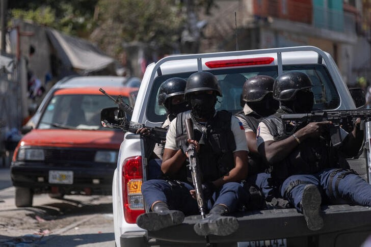 Imagen de archivo de policías armados escoltando el convoy de tres compañeros asesinados por bandas armadas tras su funeral en la Academia Nacional de Policía, en Puerto Príncipe, Haití, el 31 de enero de 2023 (REUTERS/Ricardo Arduengo)