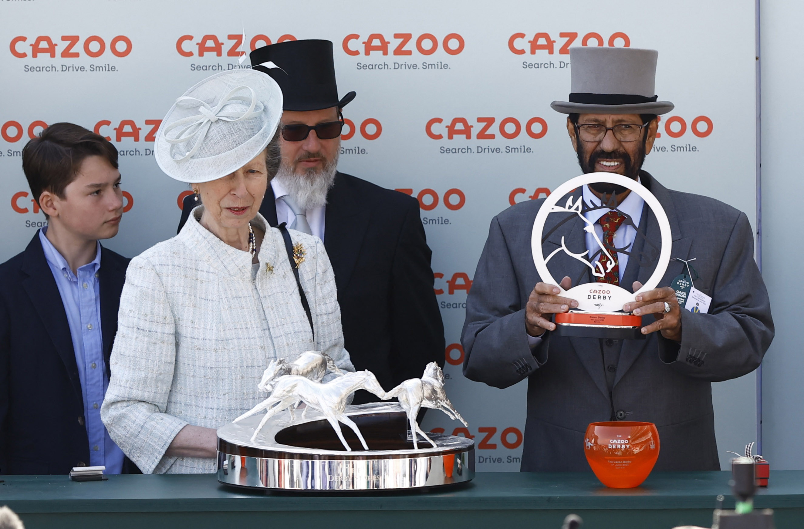 Proprietarul Desert Crown, Saeed Suhail, pozează cu trofeul și prințesa Anne a Marii Britanii după ce a câștigat Cazoo Derby-ul de la 16.30 REUTERS/Andrew Boyers