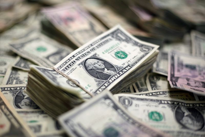 Foto de archivo. Una ilustración de billetes de 1 dólar. 12 de febrero de 2018. REUTERS/Jose Luis González.