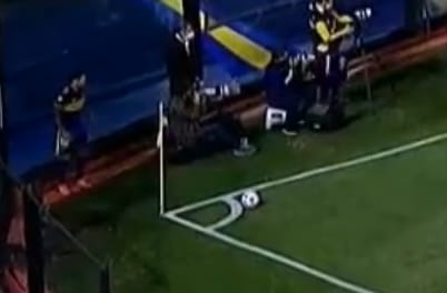 La foto viral con el tiro de esquina de Mauro Zárate, para el gol del empate de Boca