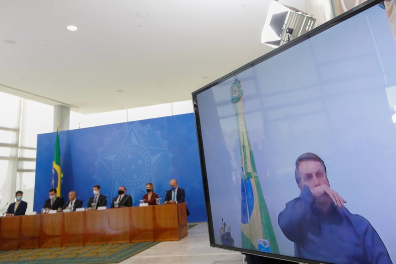 El presidente de Brasil, Jair Bolsonaro, en una pantalla mientras asiste por videoconferencia a la ceremonia de lanzamiento del marco legal de saneamiento básico en el Palacio del Planalto, en Brasilia, Brasil. 15 de julio de 2020. REUTERS/Adriano Machado