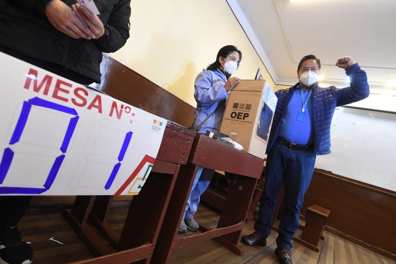  Transcurre sin incidentes la segunda vuelta de las elecciones  regionales de Bolivia - Infobae
