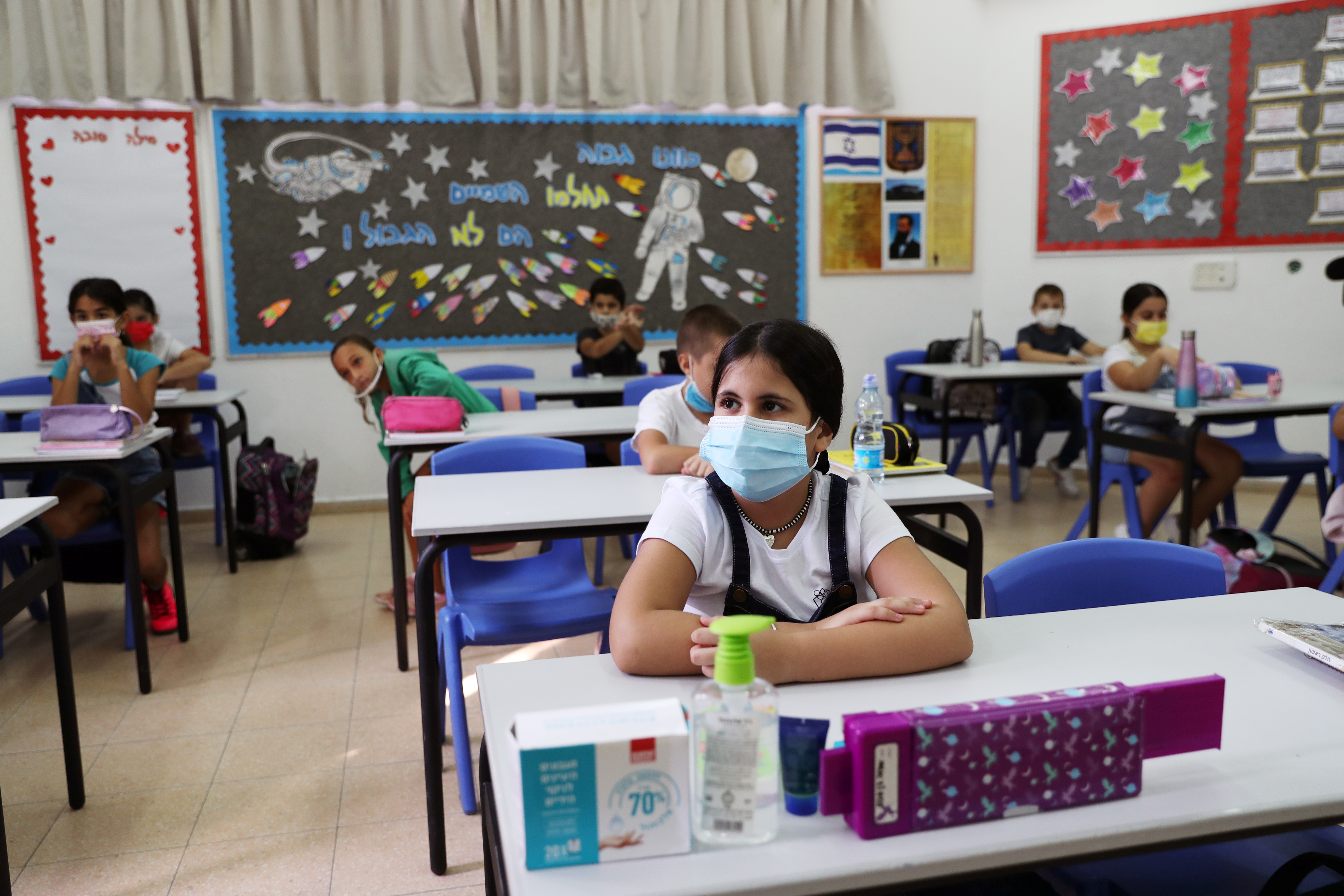 En las escuelas los alumnos deben utilizar mascarillas y respetar distanciamiento social (REUTERS/Ronen Zvulun)