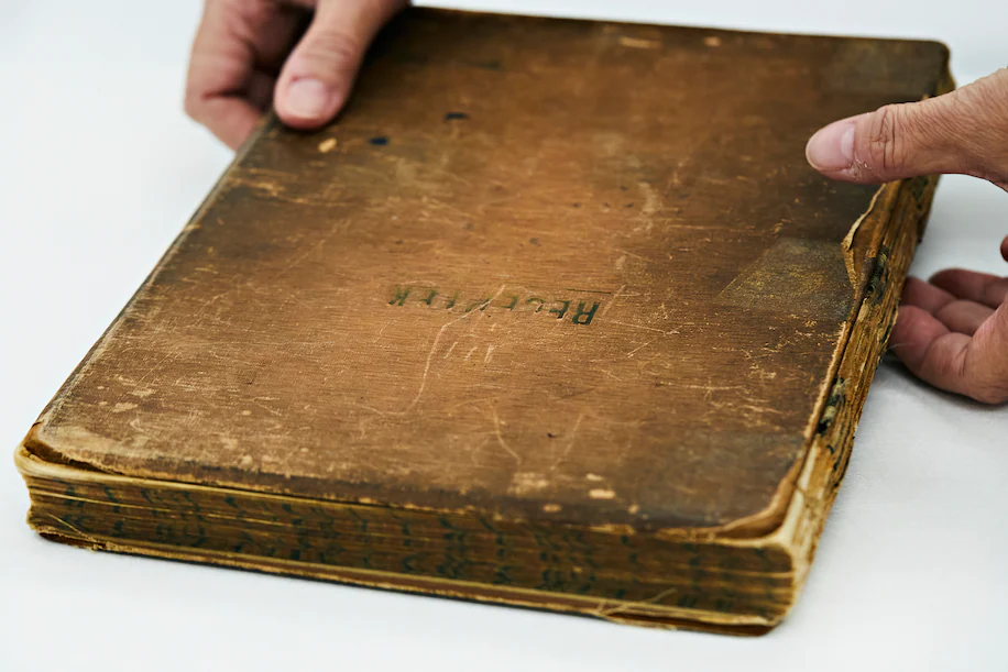 El libro de cocina original de la familia Fenves, mostrado por Anne Marigza, conservadora del Museo Conmemorativo del Holocausto de EE. UU. (Deb Lindsey para The Washington Post)