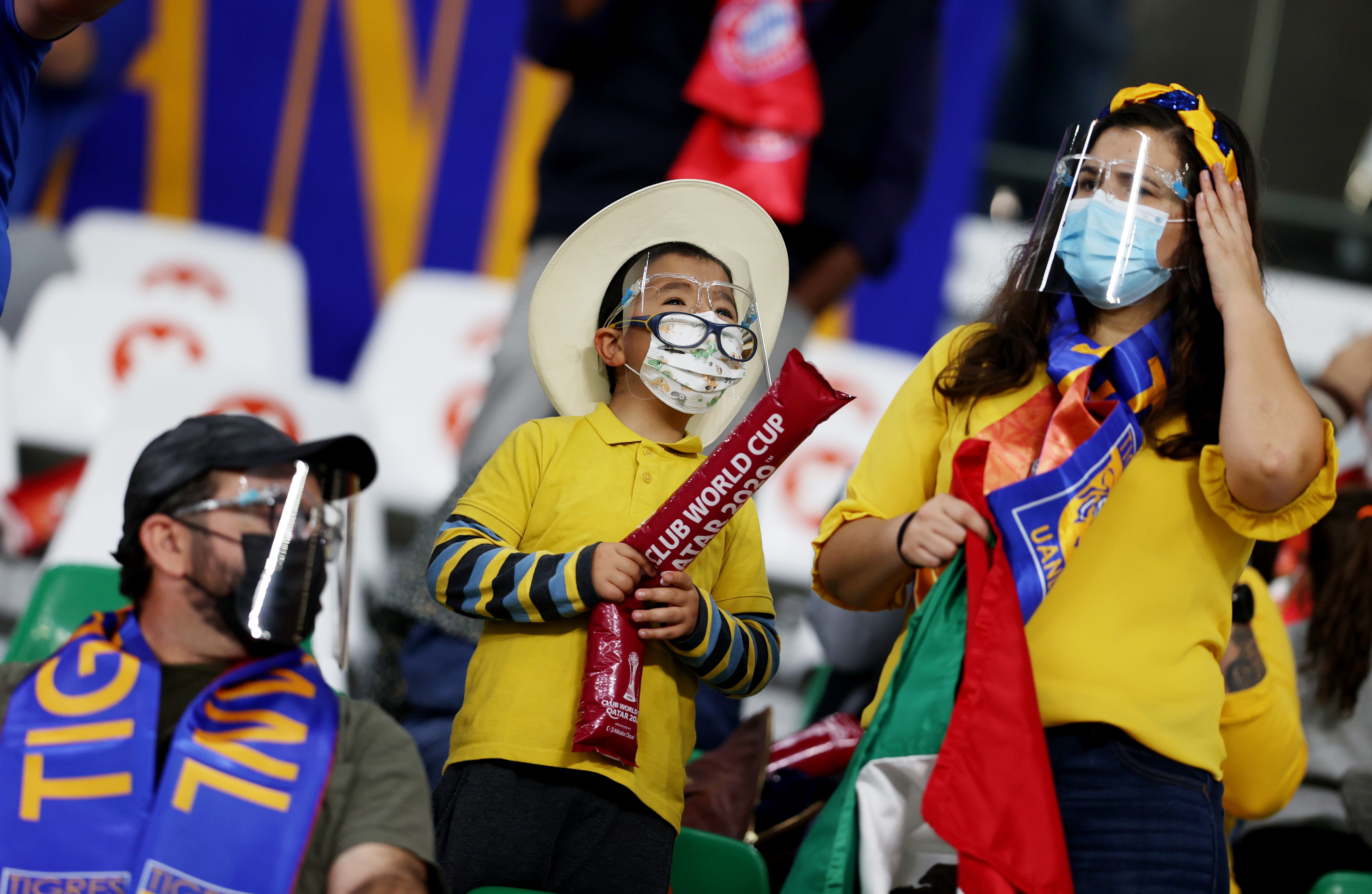 Seguidores de Tigres con caretas dentro del estadio. Estadio Ciudad de la Educación en Rayán, Catar