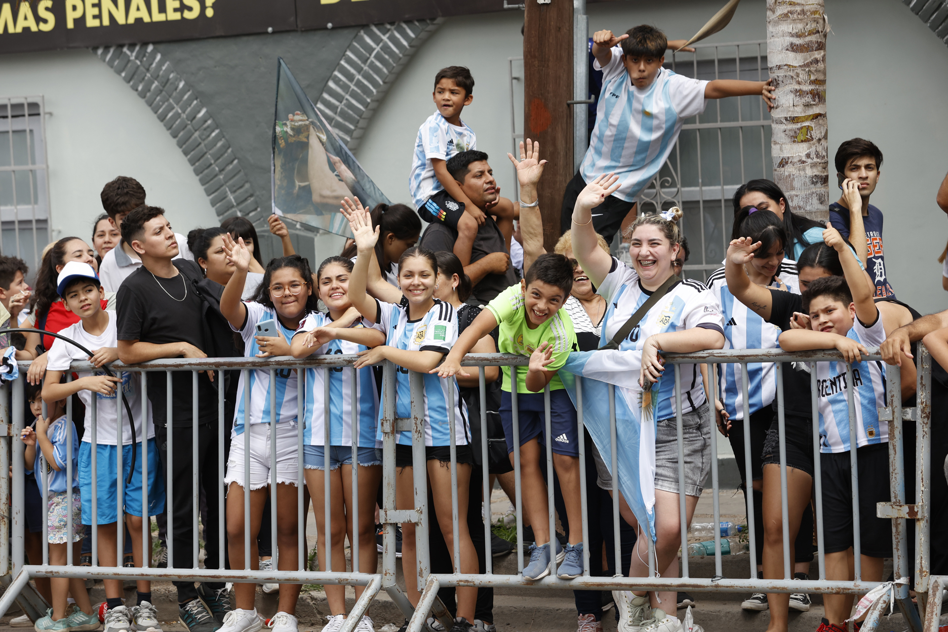 La selección argentina generó una revolución y la gente saludó a los jugadores en las calles