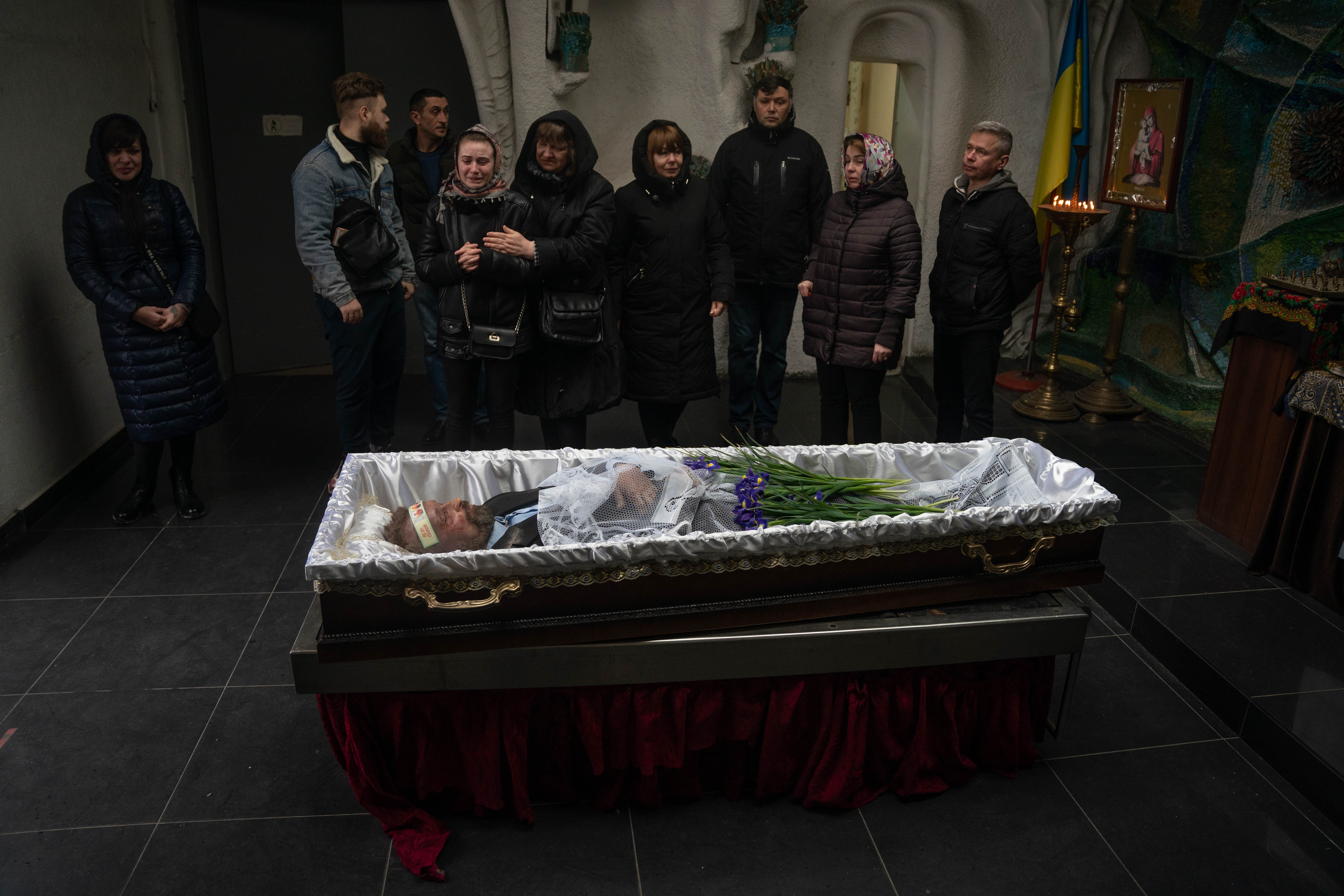 La familia de Serguei despide sus restos en el cementerio principal de Kyiv donde ya no entran mas muertos.