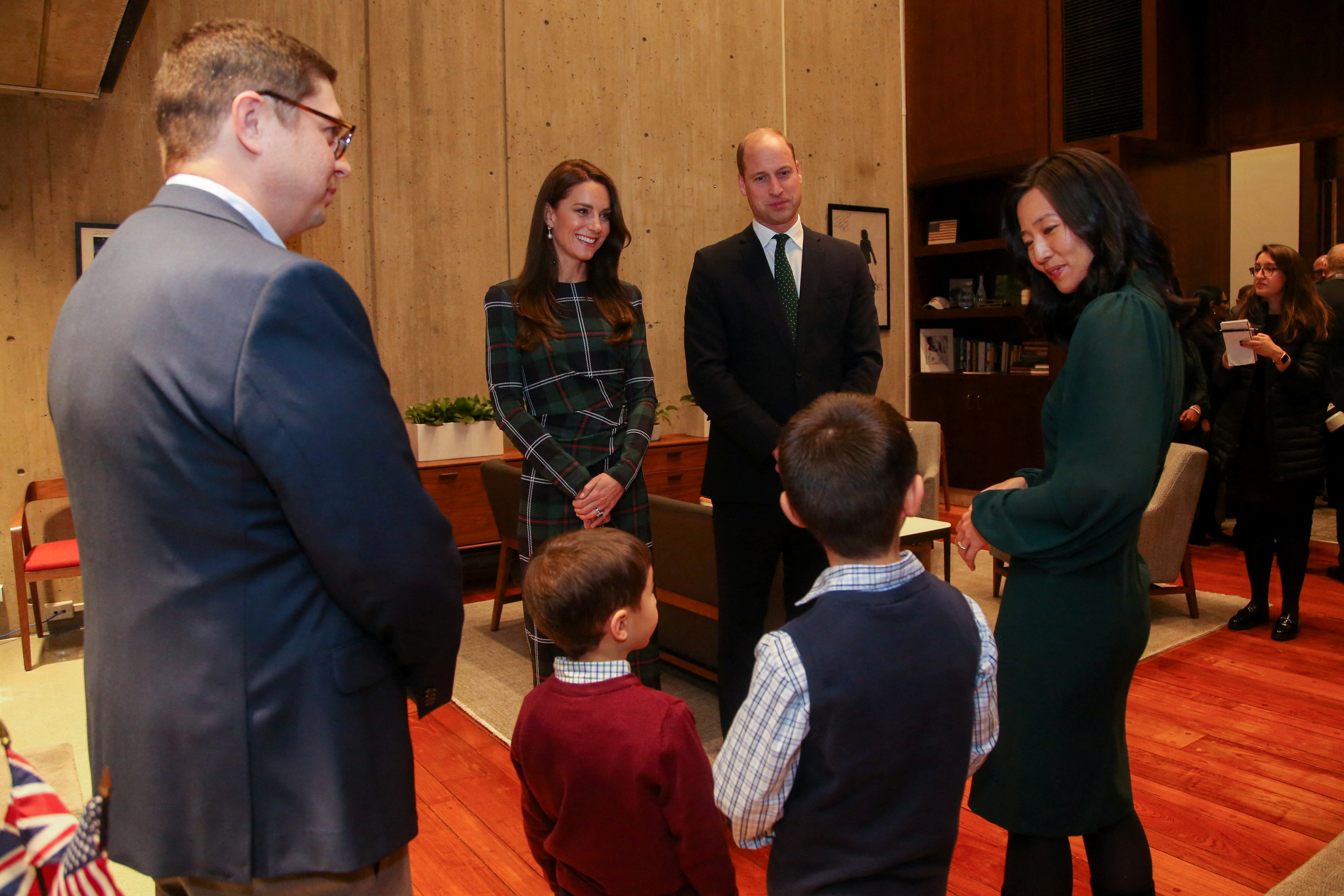 William y Kate conversan con la alcaldesa Michelle Wu y su familia en su despacho del Ayuntamiento de Boston el 30 de noviembre de 2022 (Reba Saldanha/REUTERS)