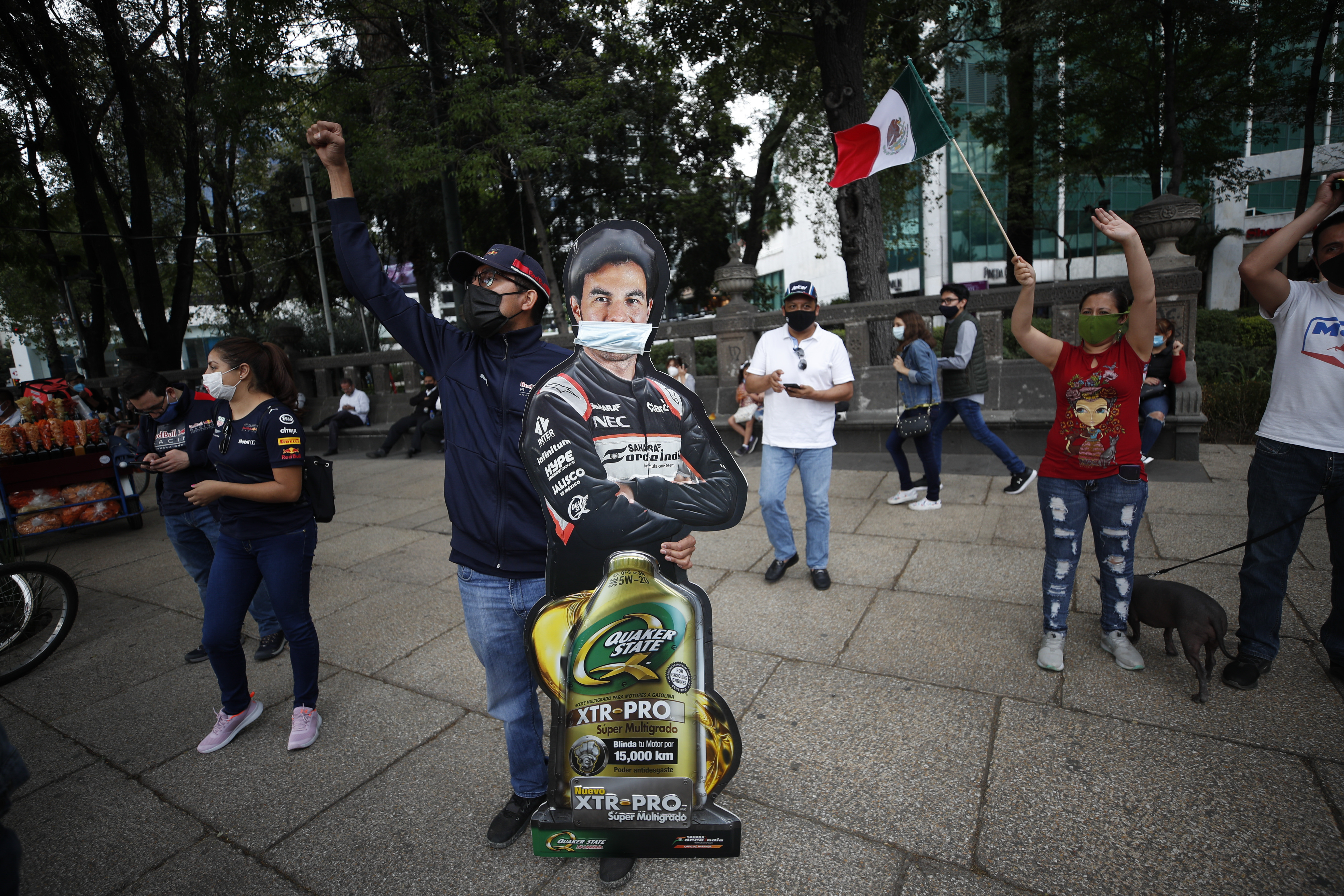Un hombre sostiene un cartón promocional de Sergio