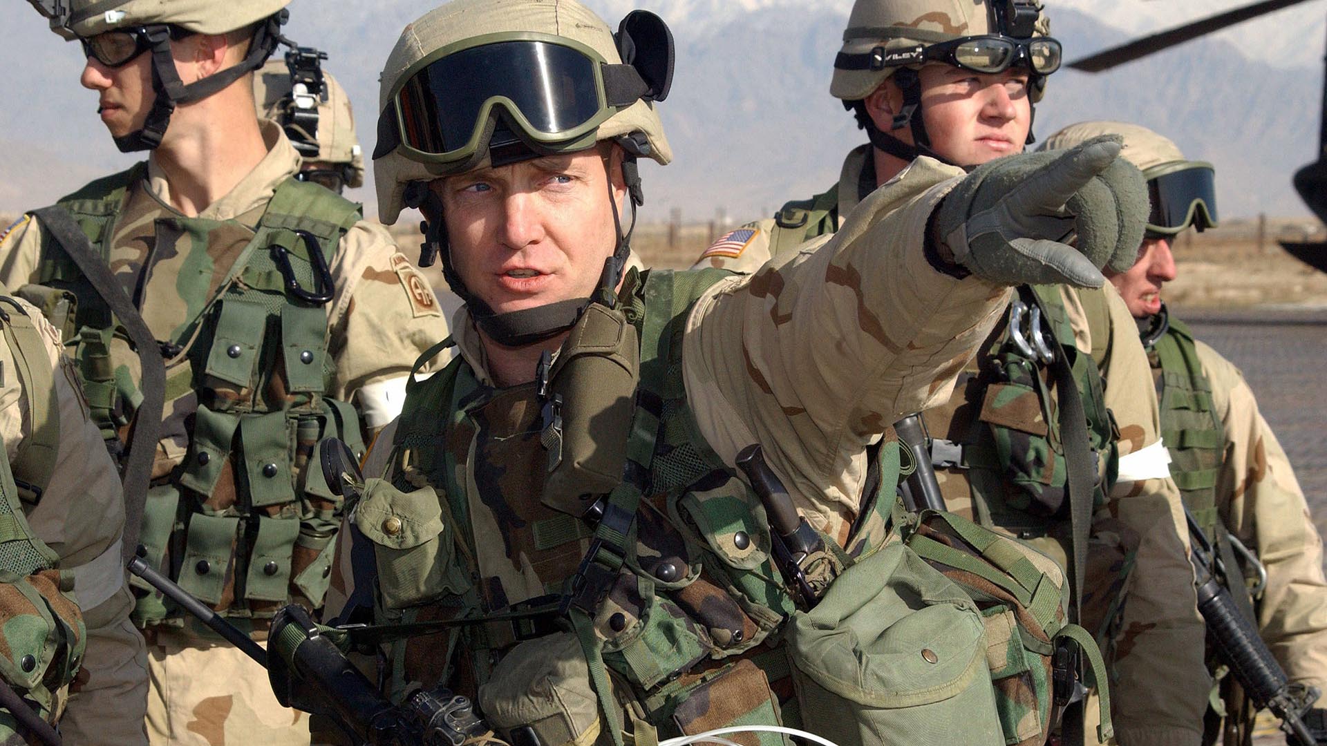 Soldados del 504o Regimiento de Infantería de Paracaidistas de la 82a División Aerotransportada realizan una misión de la Fuerza de Reacción Rápida en el Aeródromo de Bagram en Kabul, Afganistán. 8 de enero de 2002. (Everett/Shutterstock)