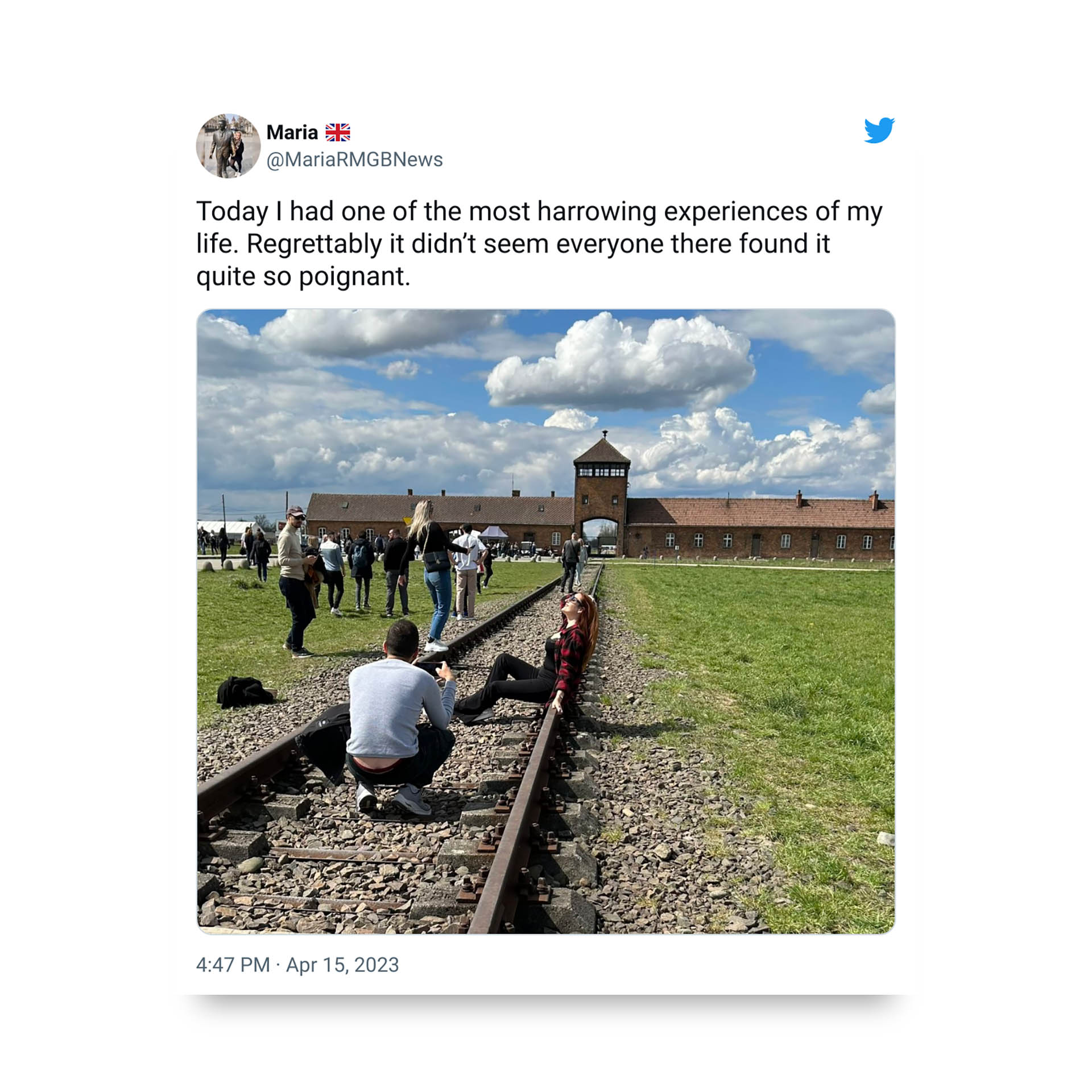 El tuit de una periodista británica que muestra a una turista posando sobre las vías que conducen a Auschwitz generó un fuerte repudio.