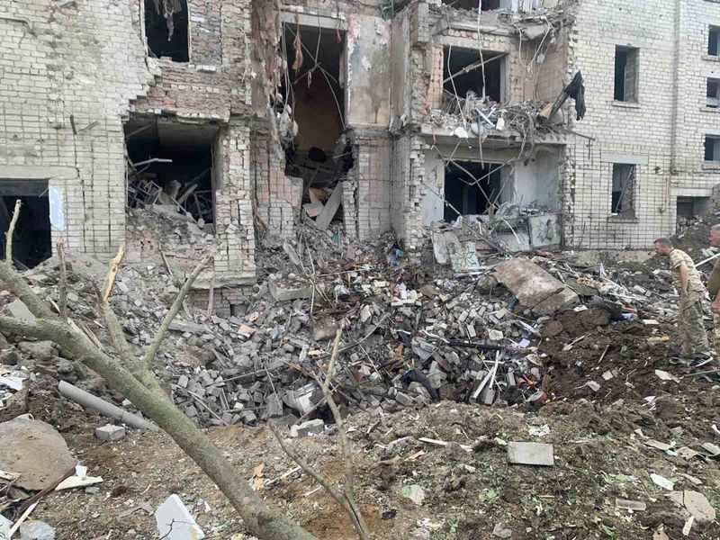 Un edificio residencial dañado por un ataque de misiles rusos, en Voznesensk, región de Mykolaiv, Ucrania 