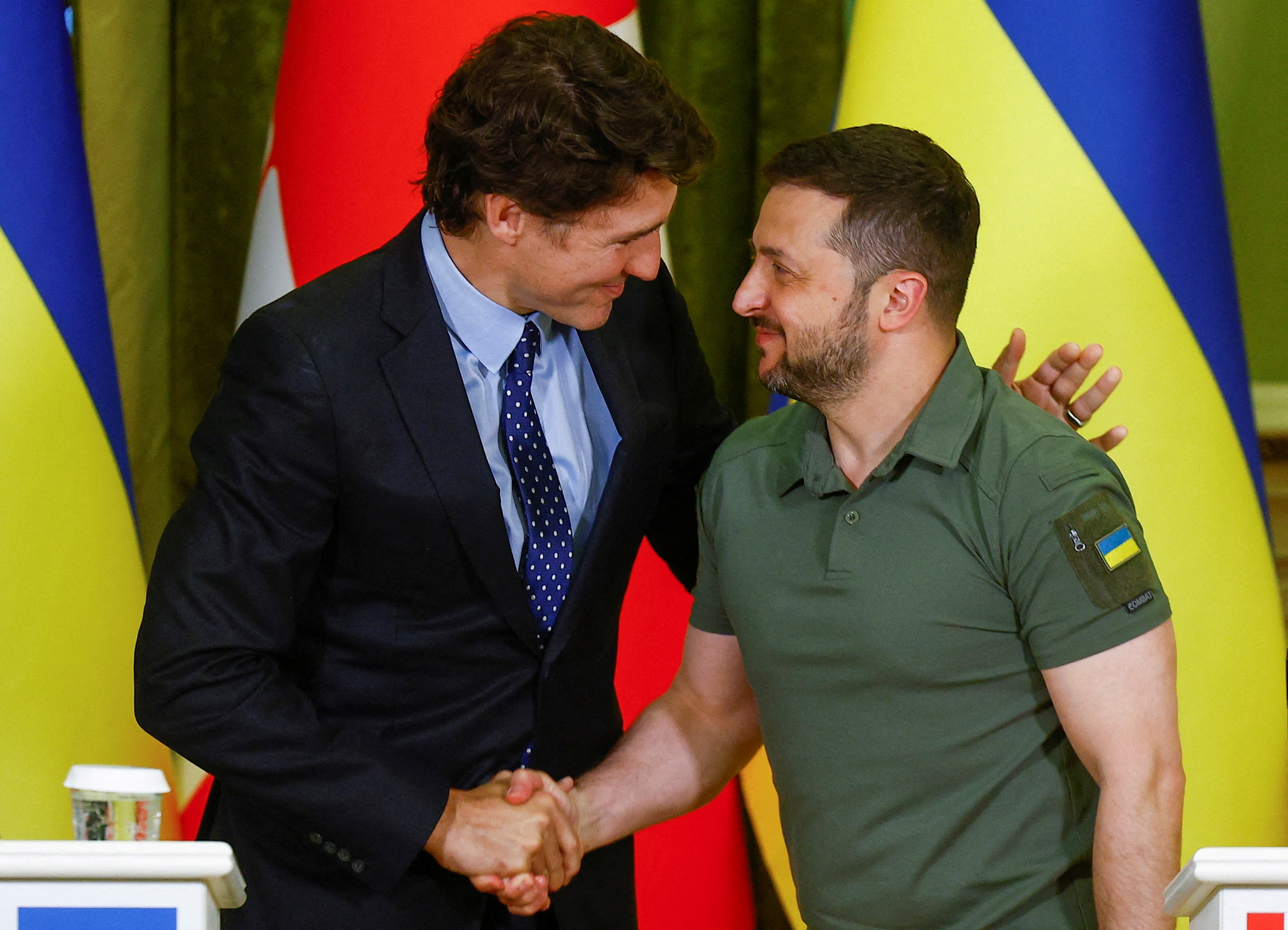 Justin Trudeau junto a Volodimir Zelensky (REUTERS/Valentyn Ogirenko)