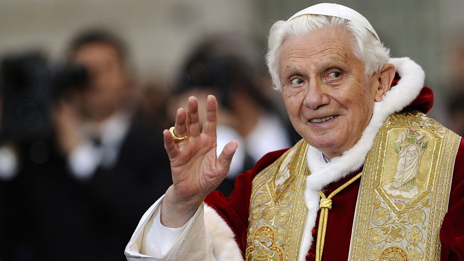 Ratzinger anunció su renuncia al pontificado el 28 de febrero de 2013 por un deterioro de sus capacidades físicas y mentales. Tenía 85 años en ese momento