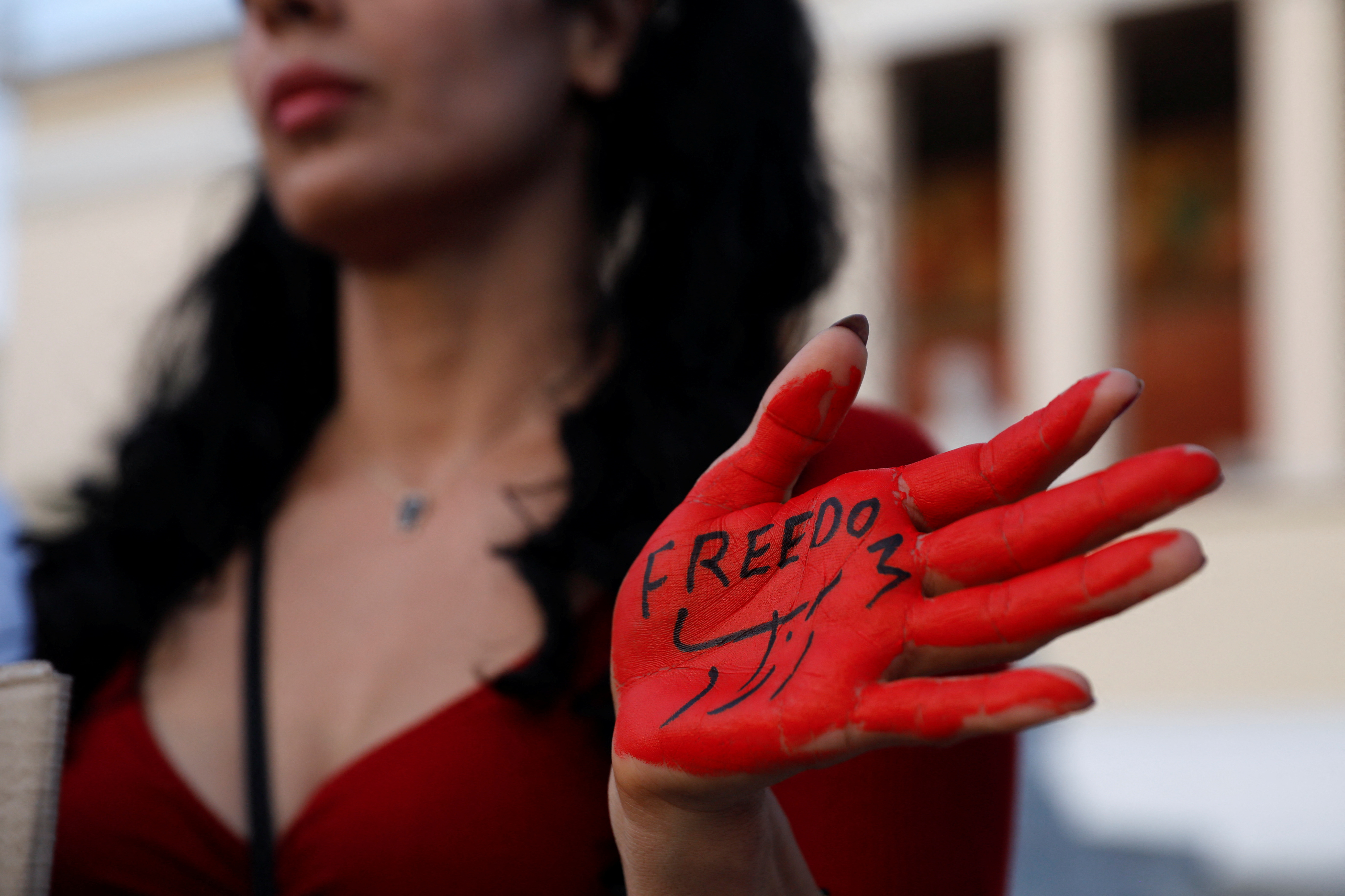 Una mujer con la palabra "Libertad" pintada a mano participa en una protesta tras la muerte de Mahsa Amini, en Atenas, Grecia, el 1 de octubre de 2022. REUTERS/Costas Baltas
