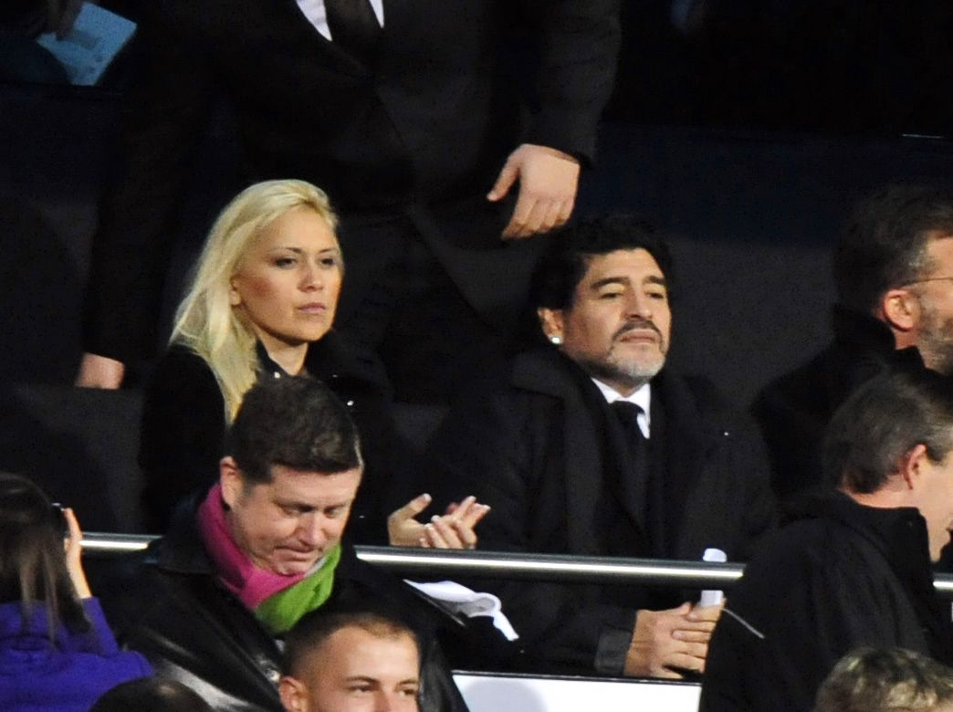 Verónica Ojeda y Diego Maradona en Inglaterra, mirando un partido del Manchester City (Foto: Shutterstock)