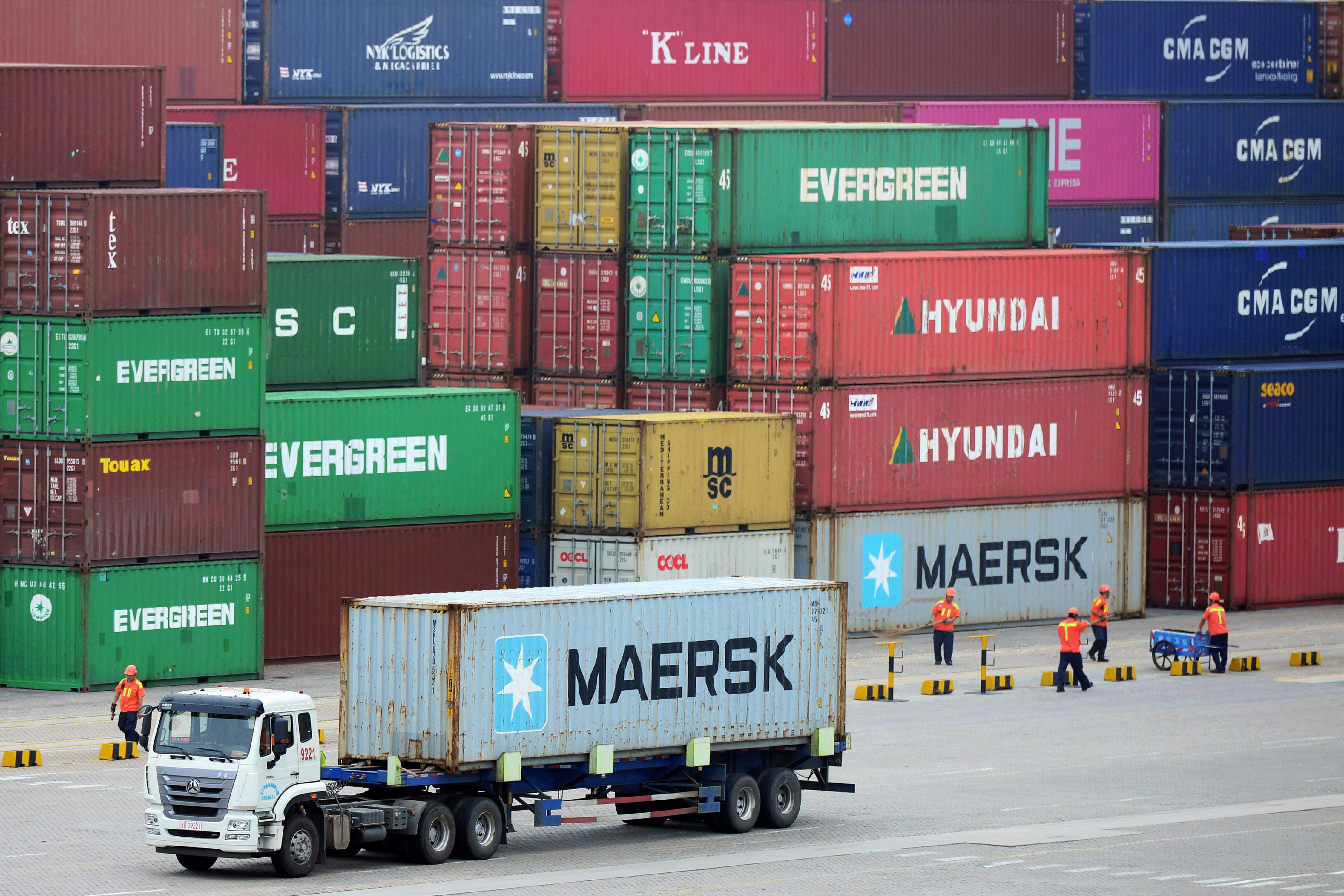 Un camión transporta un contenedor en un puerto en Qingdao, provincia de Shandong, China 11 de julio de 2019. (Reuters)