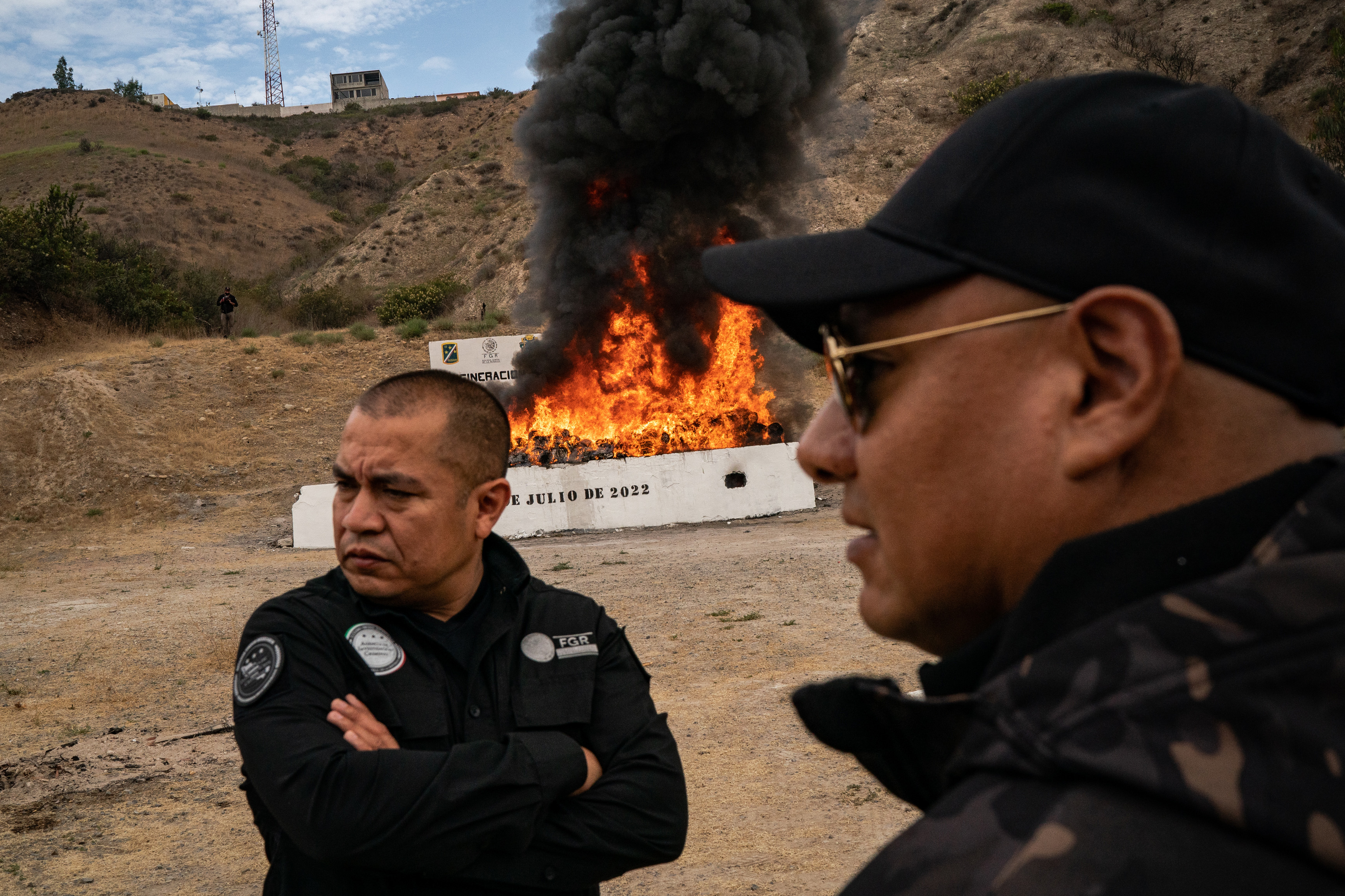 Emmanuel Ibarra (izquierda) y Daniel Espinoza Alcántara se colocan frente a cientos de toneladas de drogas prendidas en fuego (Foto: Washington Post, Salwan Georges)