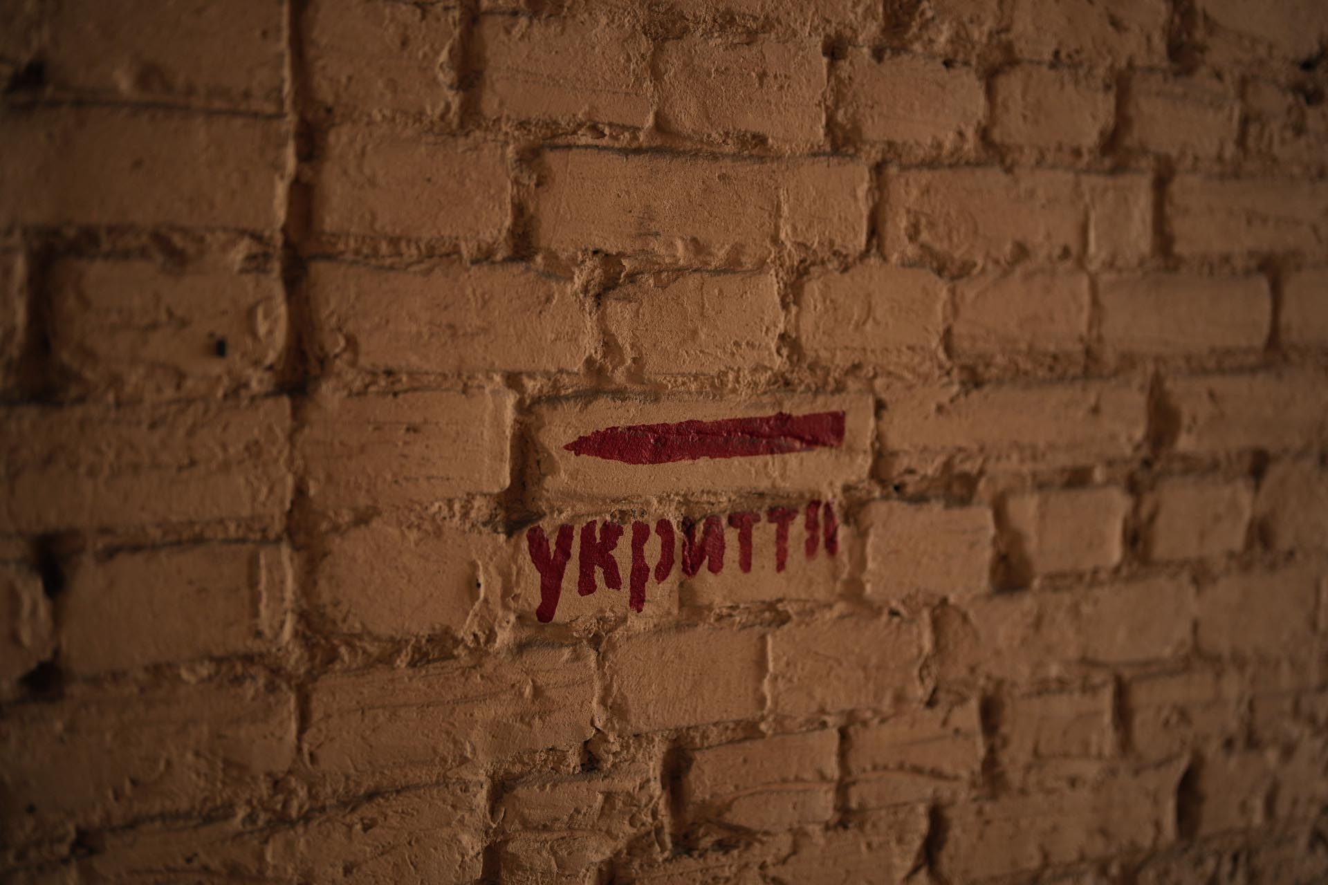 ARCHIVO - Un letrero dice "refugio" en una calle de Kiev, Ucrania, el sábado 11 de marzo de 2023. (Foto AP/Thibault Camus, archivo)

