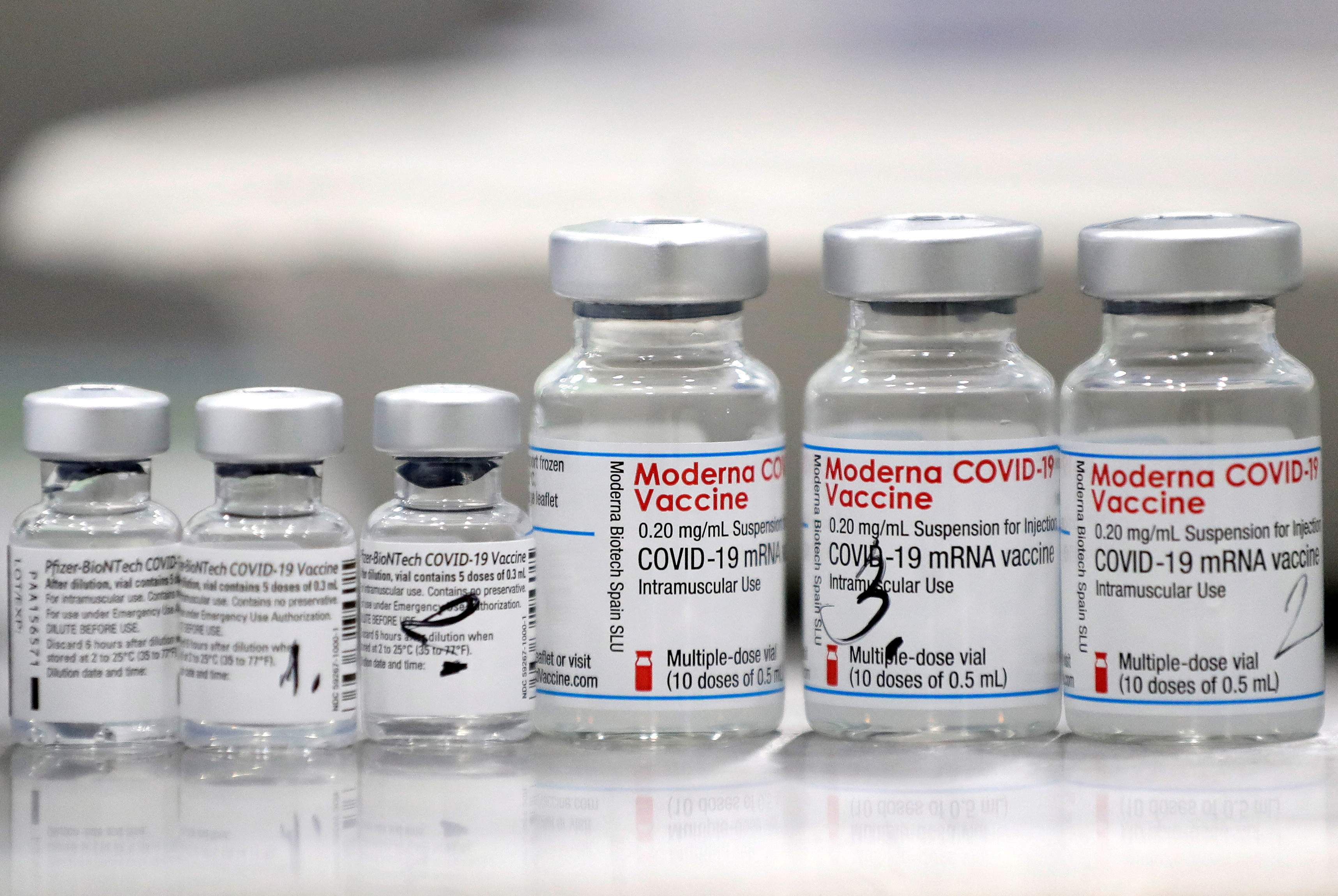 Les vaccins Omicron de Pfizer et Moderna sont les premiers approuvés aux États-Unis (REUTERS/David W Cerny/File Photo)