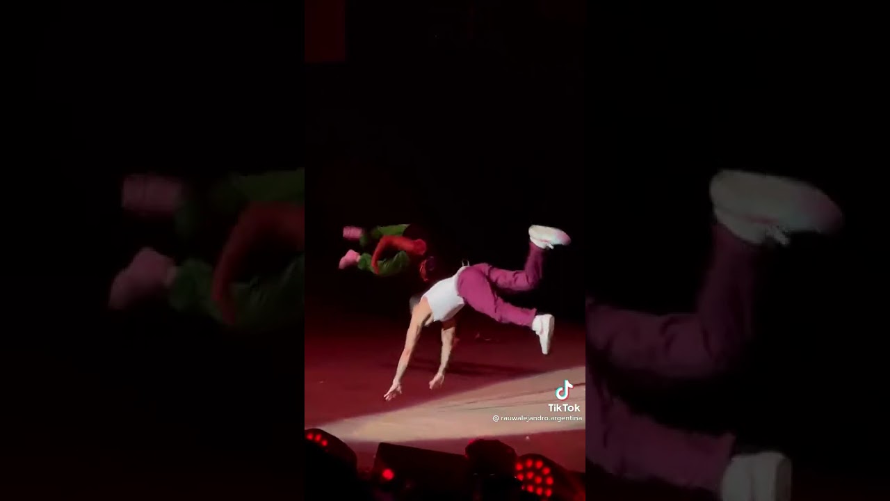 Rauw Alejandro haciendo un paso sexy en un concierto, que luego se volvió tendencia en las redes sociales. (foto: YouTube)